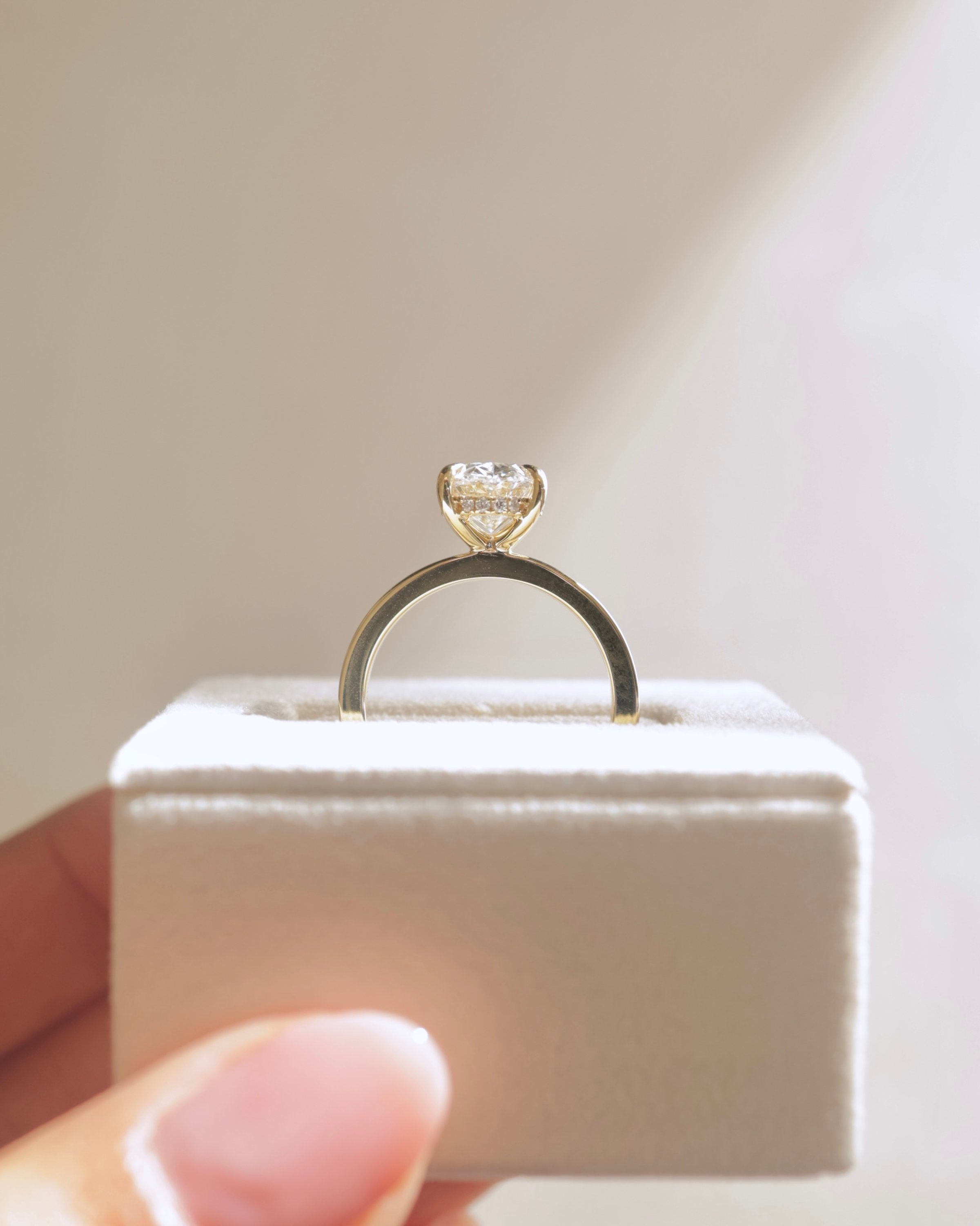 2.0 CT Oval Cut Moissanite Solitaire Engagement Ring