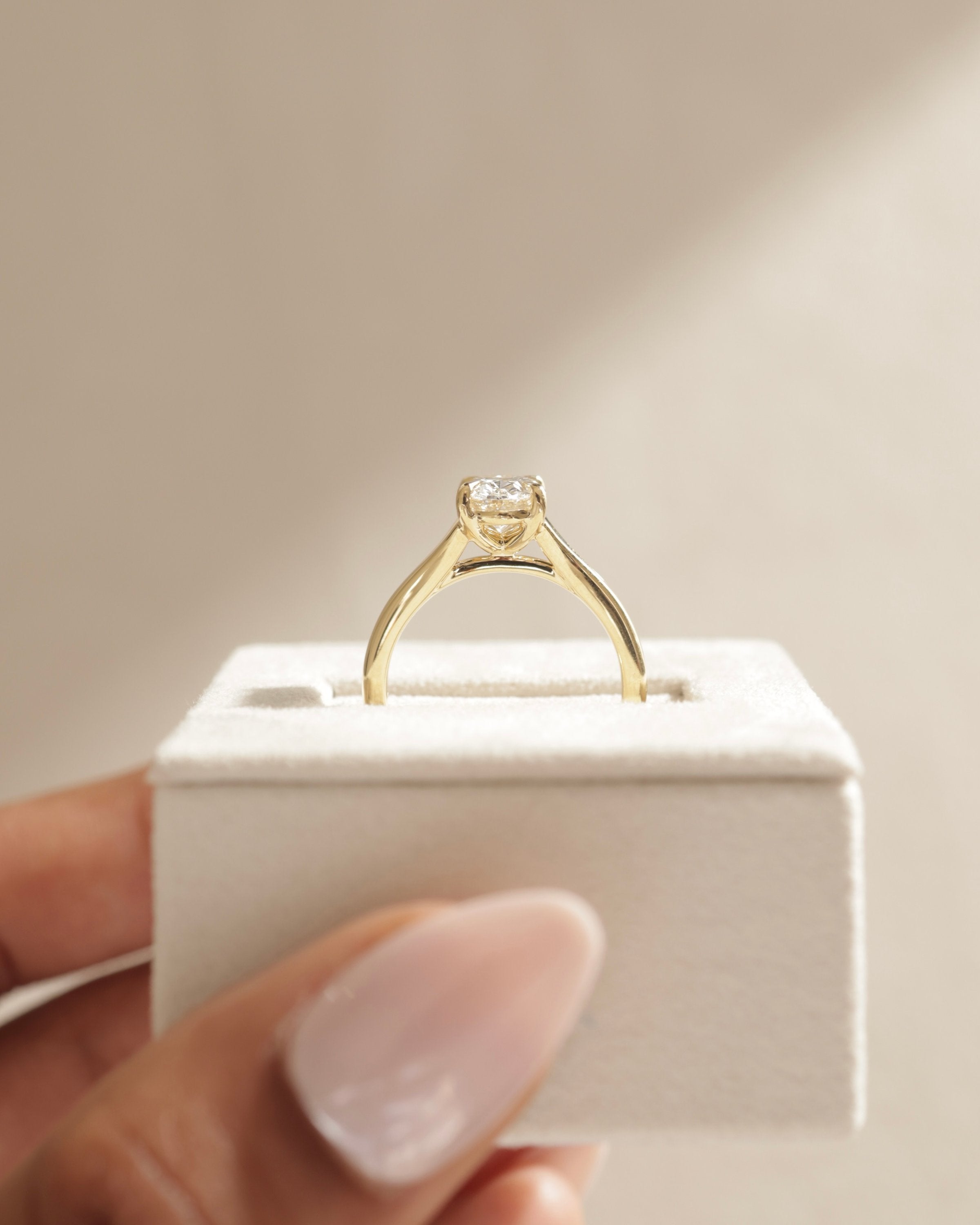 2.0 CT Oval Cut Moissanite Splite Shank Engagement Ring