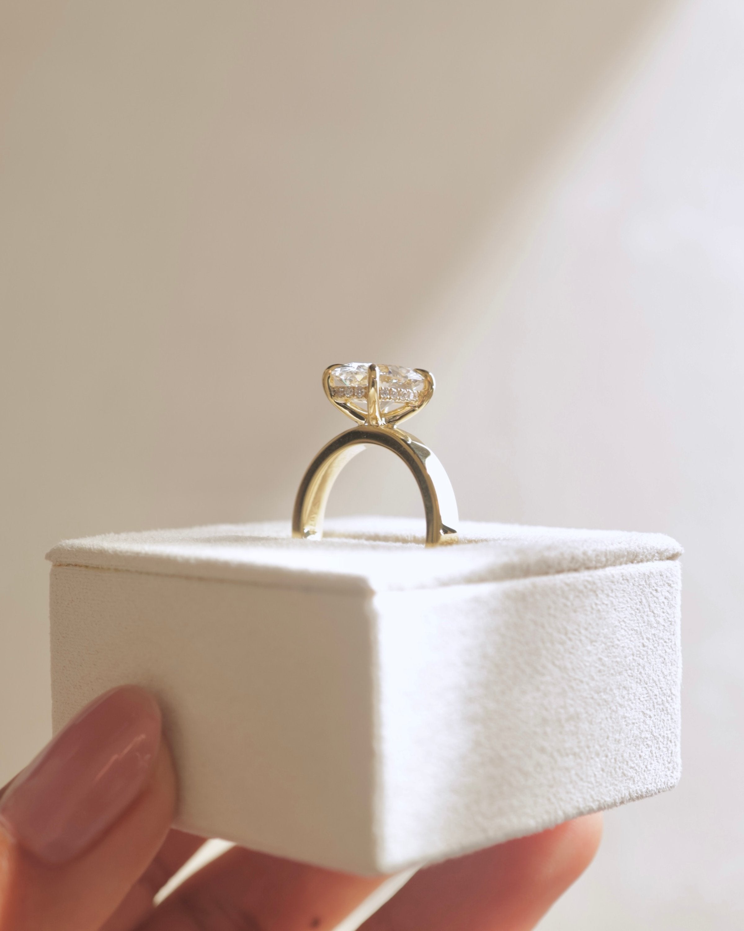 2.0 CT Oval Cut Moissanite Solitaire Engagement Ring