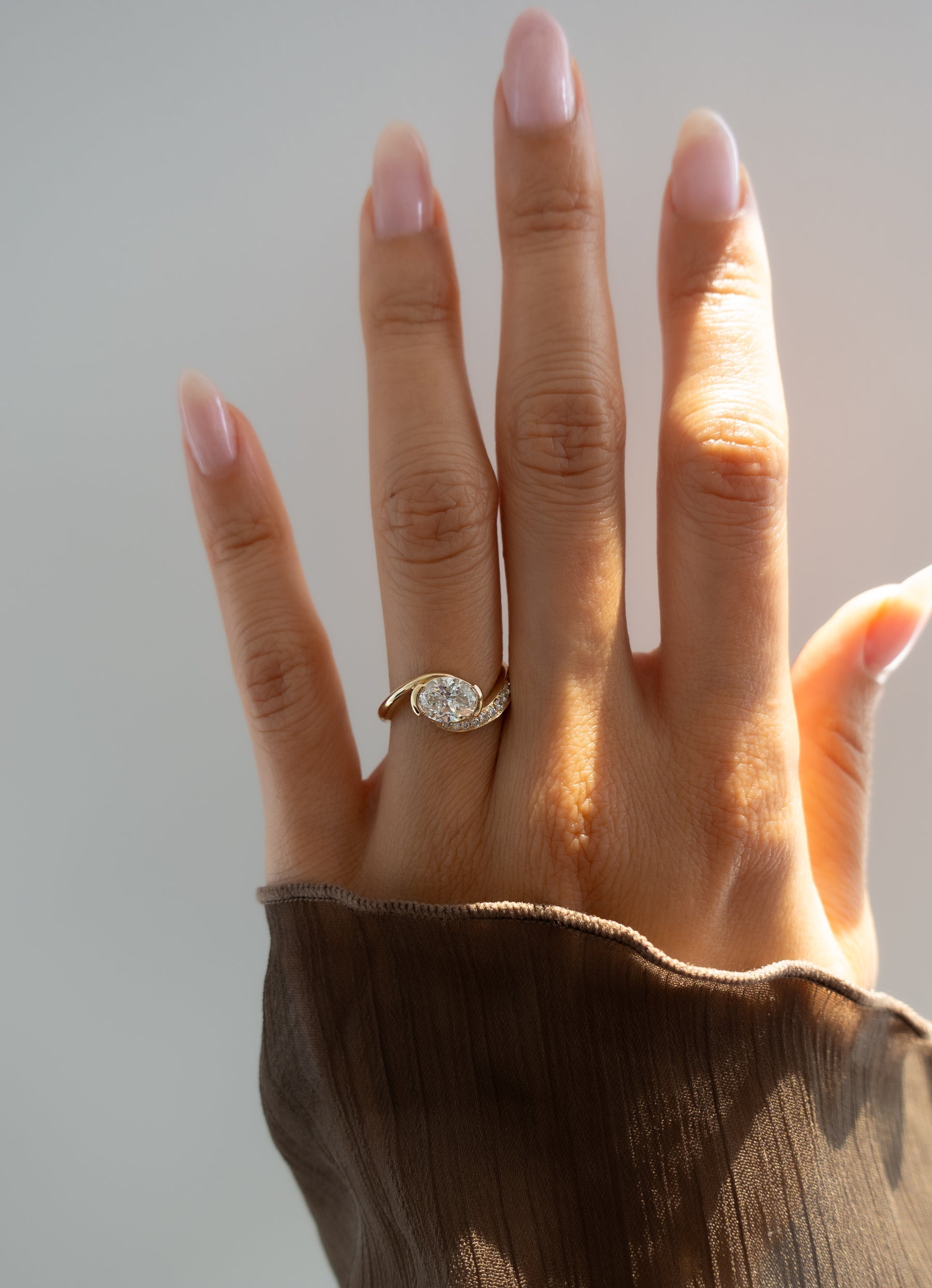 1.0 - 2.0 CT Oval Cut Moissanite Pavé Unique Setting Engagement Ring