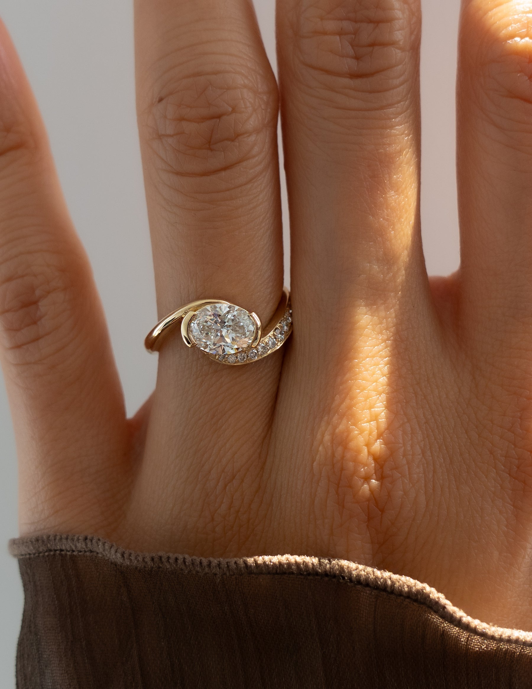 1.0 - 2.0 CT Oval Cut Moissanite Pavé Unique Setting Engagement Ring