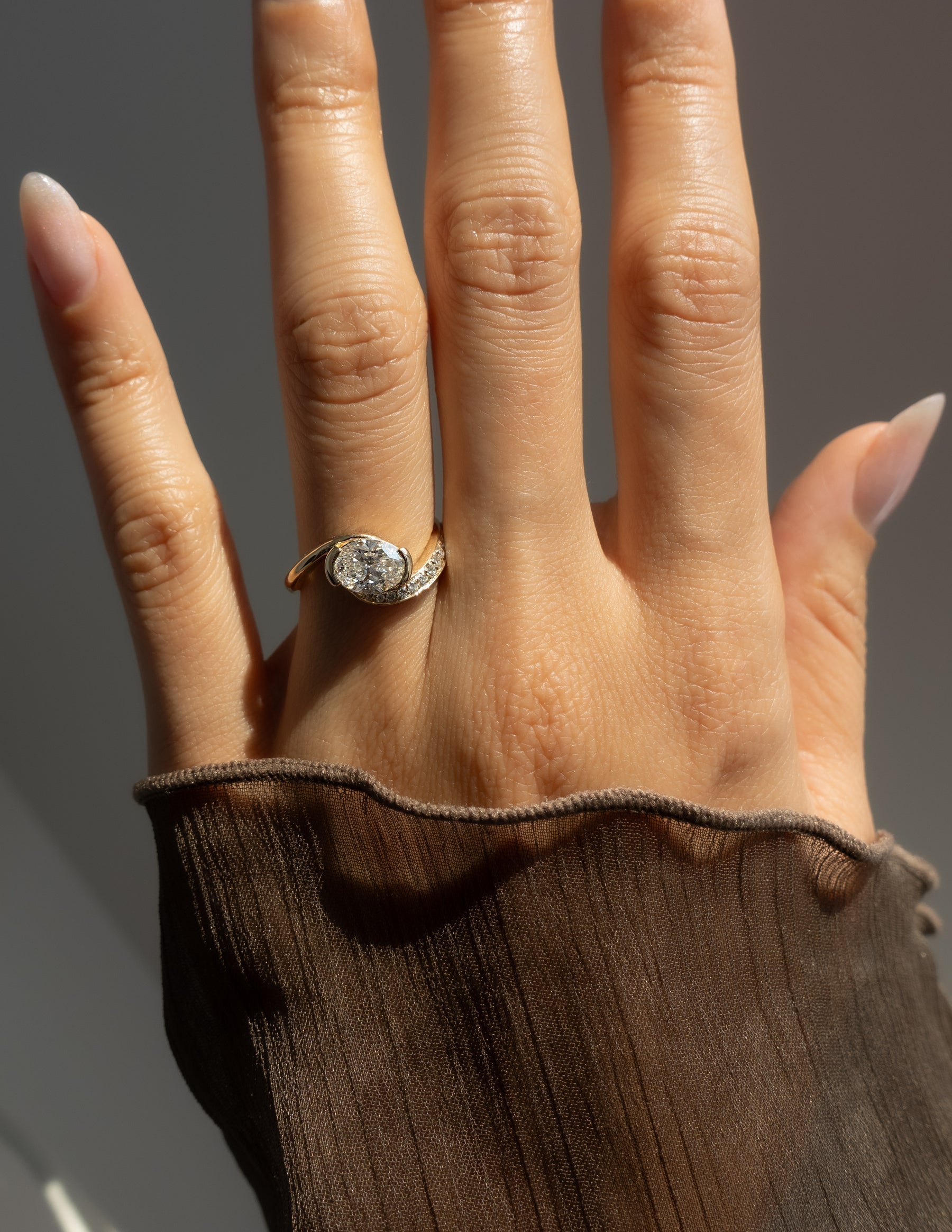 1.0 - 2.0 CT Oval Cut Moissanite Pavé Unique Setting Engagement Ring