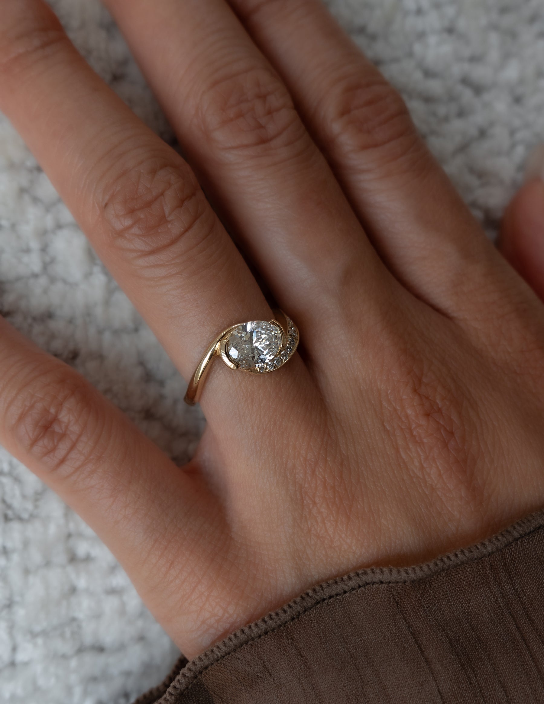 1.0 - 2.0 CT Oval Cut Moissanite Pavé Unique Setting Engagement Ring