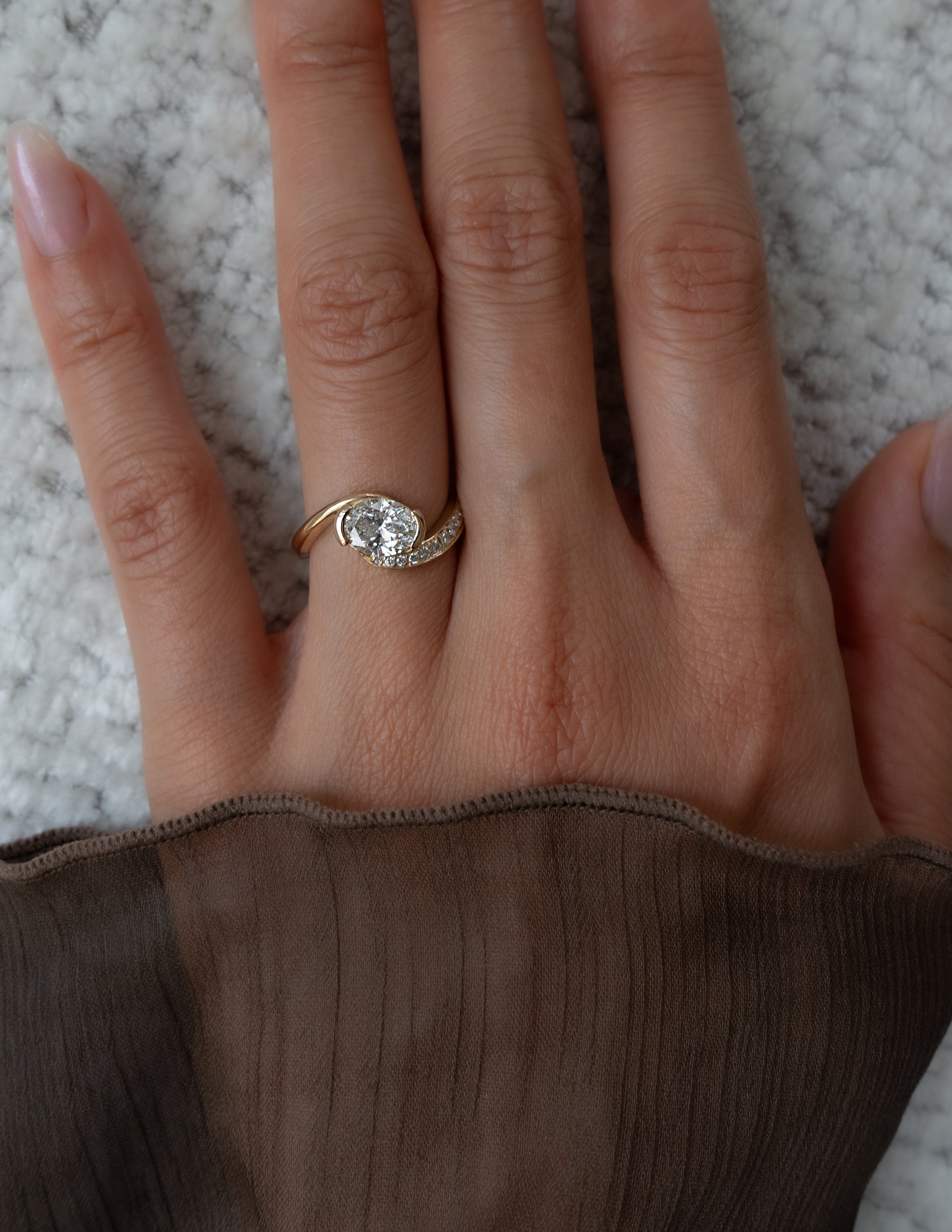 1.0 - 2.0 CT Oval Cut Moissanite Pavé Unique Setting Engagement Ring