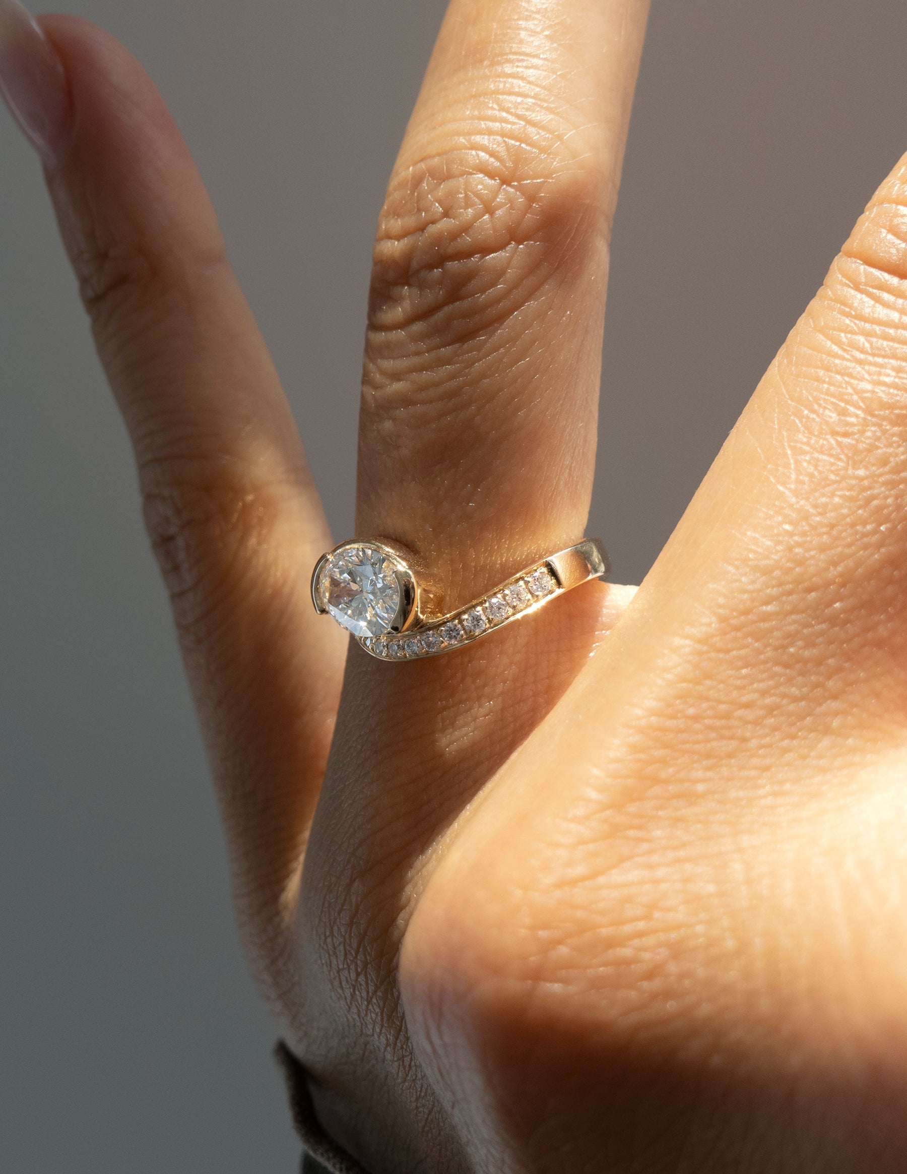 1.0 - 2.0 CT Oval Cut Moissanite Pavé Unique Setting Engagement Ring