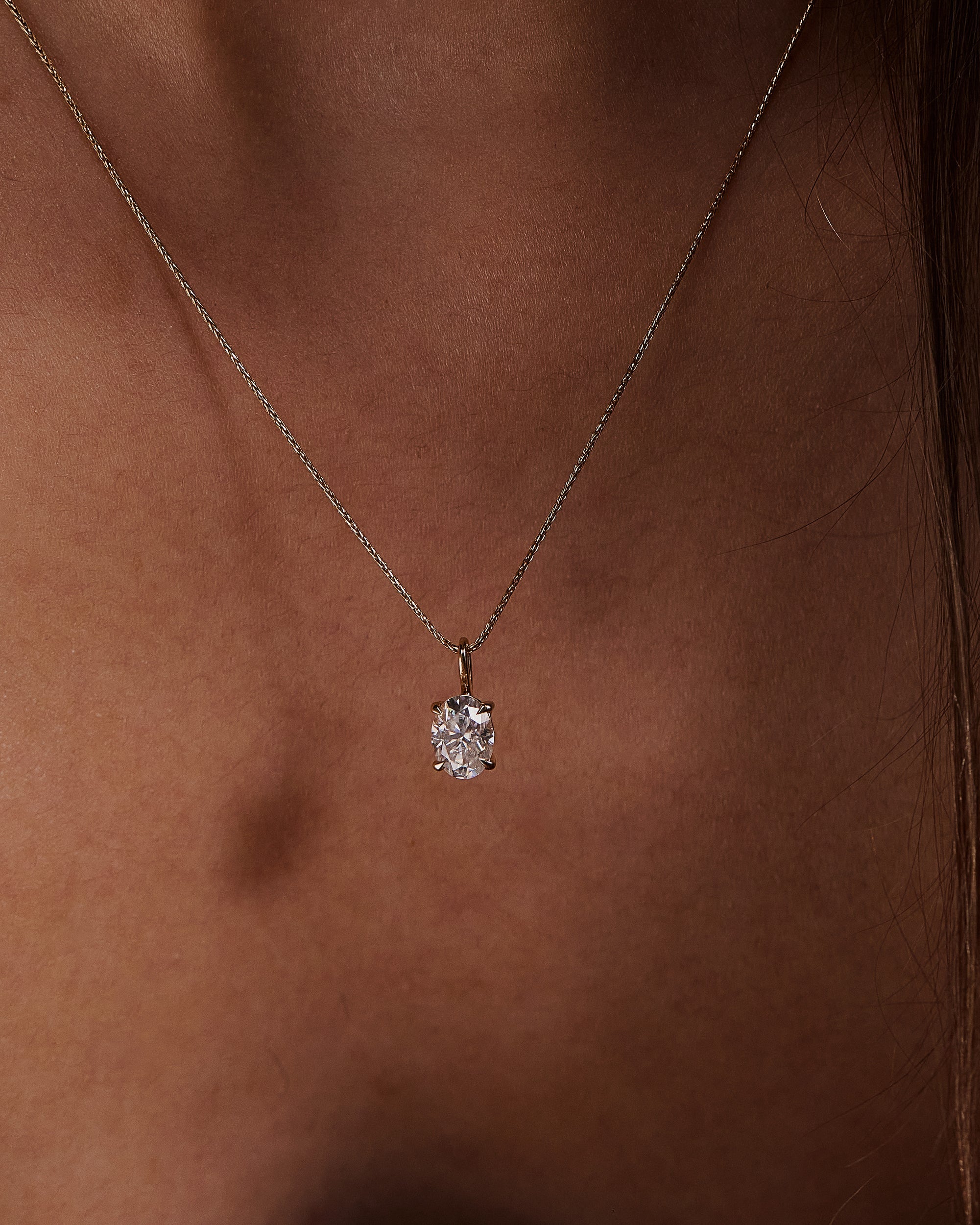 2.0 CT oval cut moissanite pendant necklace – elegant solitaire design in polished gold, perfect for bridal jewelry, gifting, or everyday sophistication.
