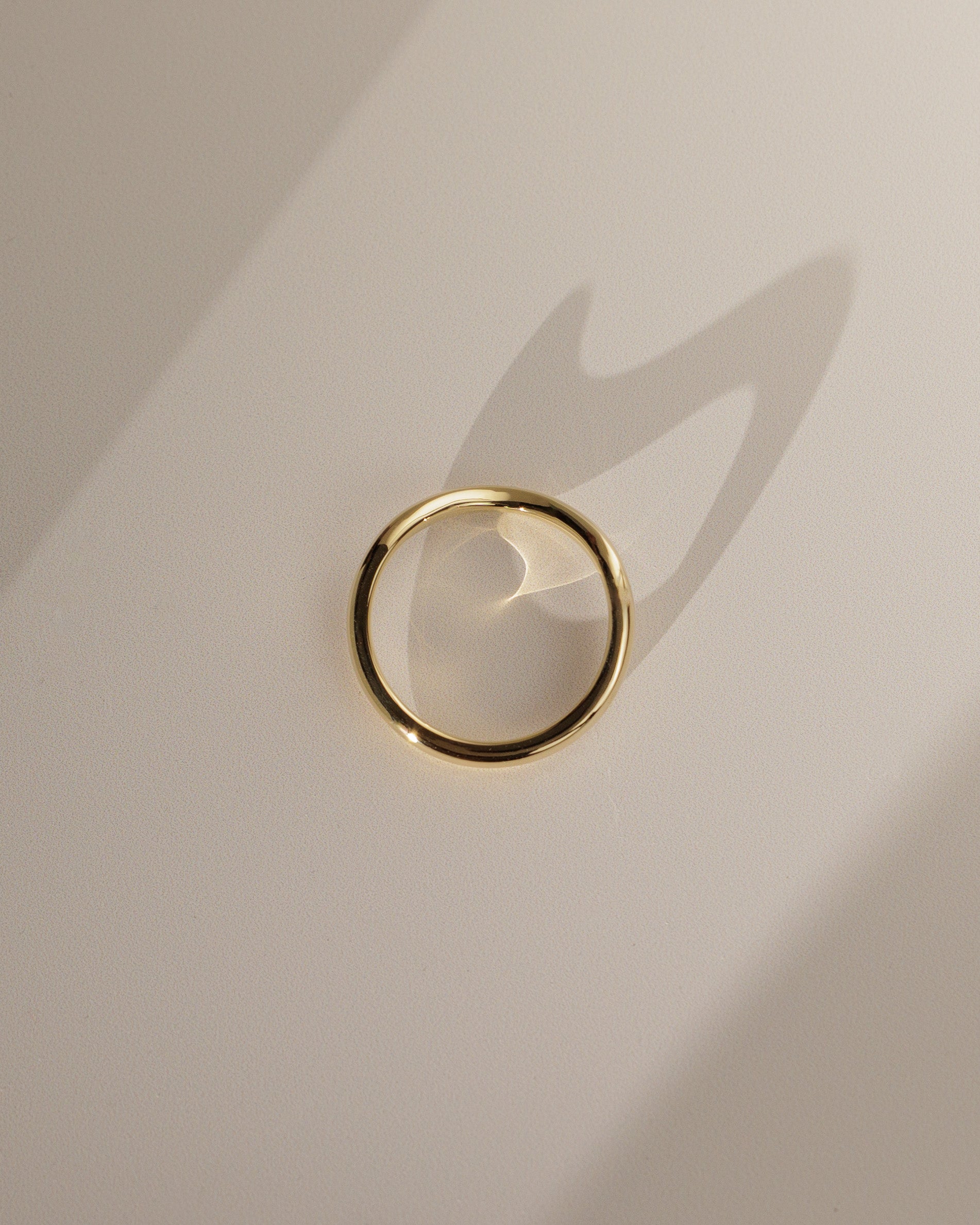 Plain wedding band in polished gold with a classic rounded edge – timeless and minimalist design for everyday wear or weddings.