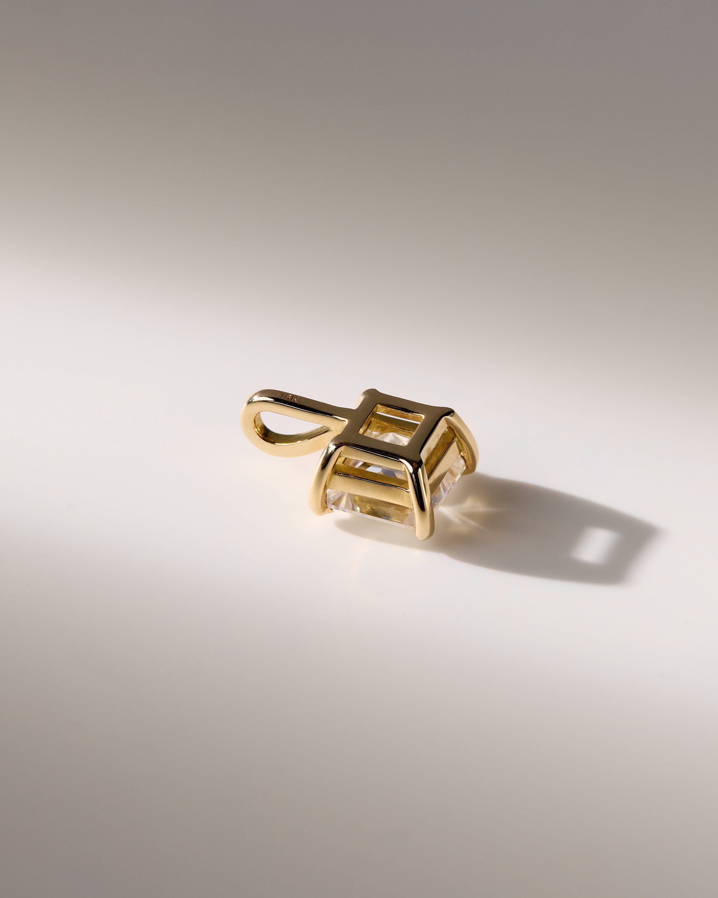 2.0 CT princess cut moissanite pendant necklace – modern and radiant solitaire design in polished gold, perfect for bridal elegance, gifting, or everyday luxury.