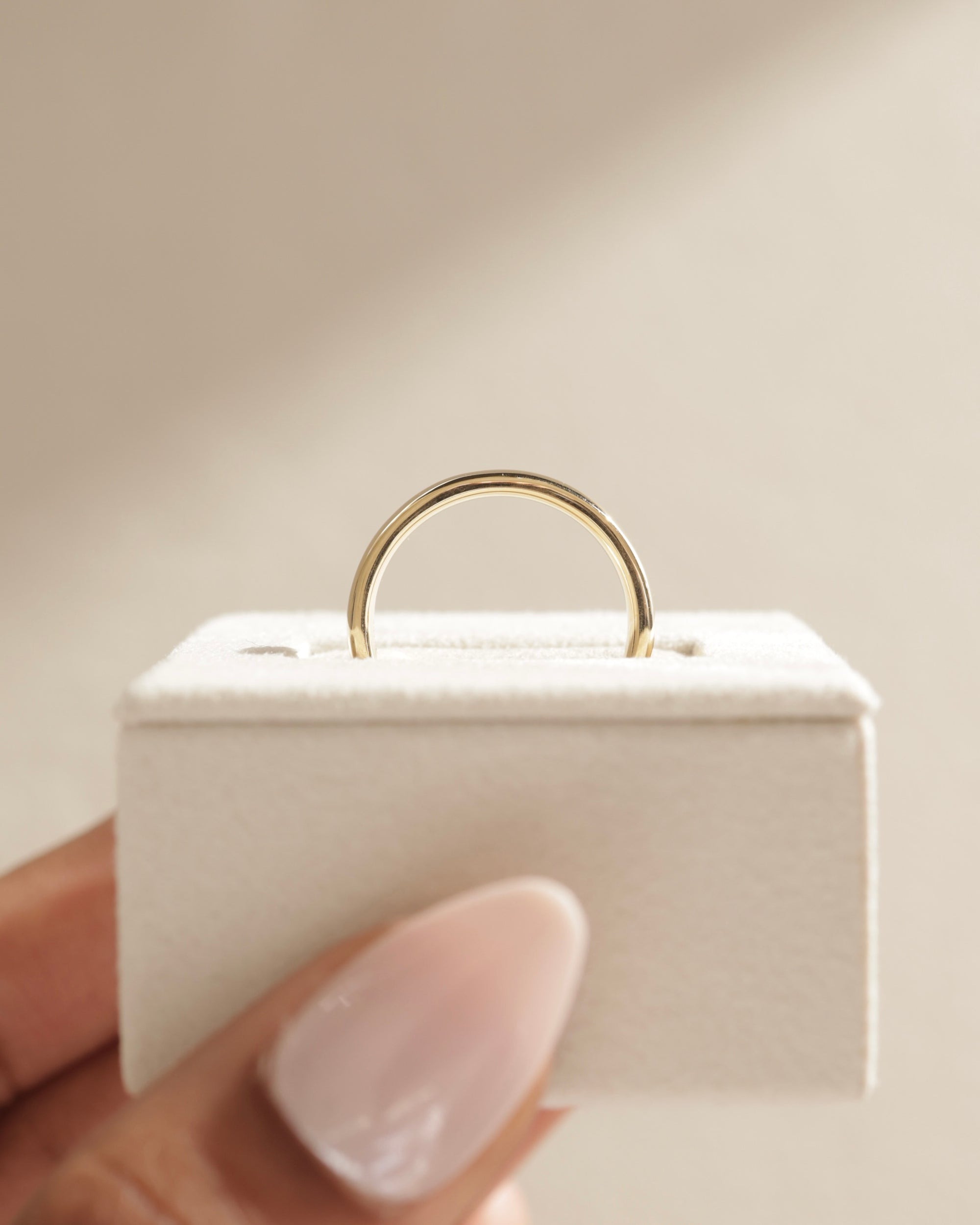 Timeless plain wedding band with a smooth polished finish – classic unisex gold ring, perfect for traditional weddings or everyday elegance.