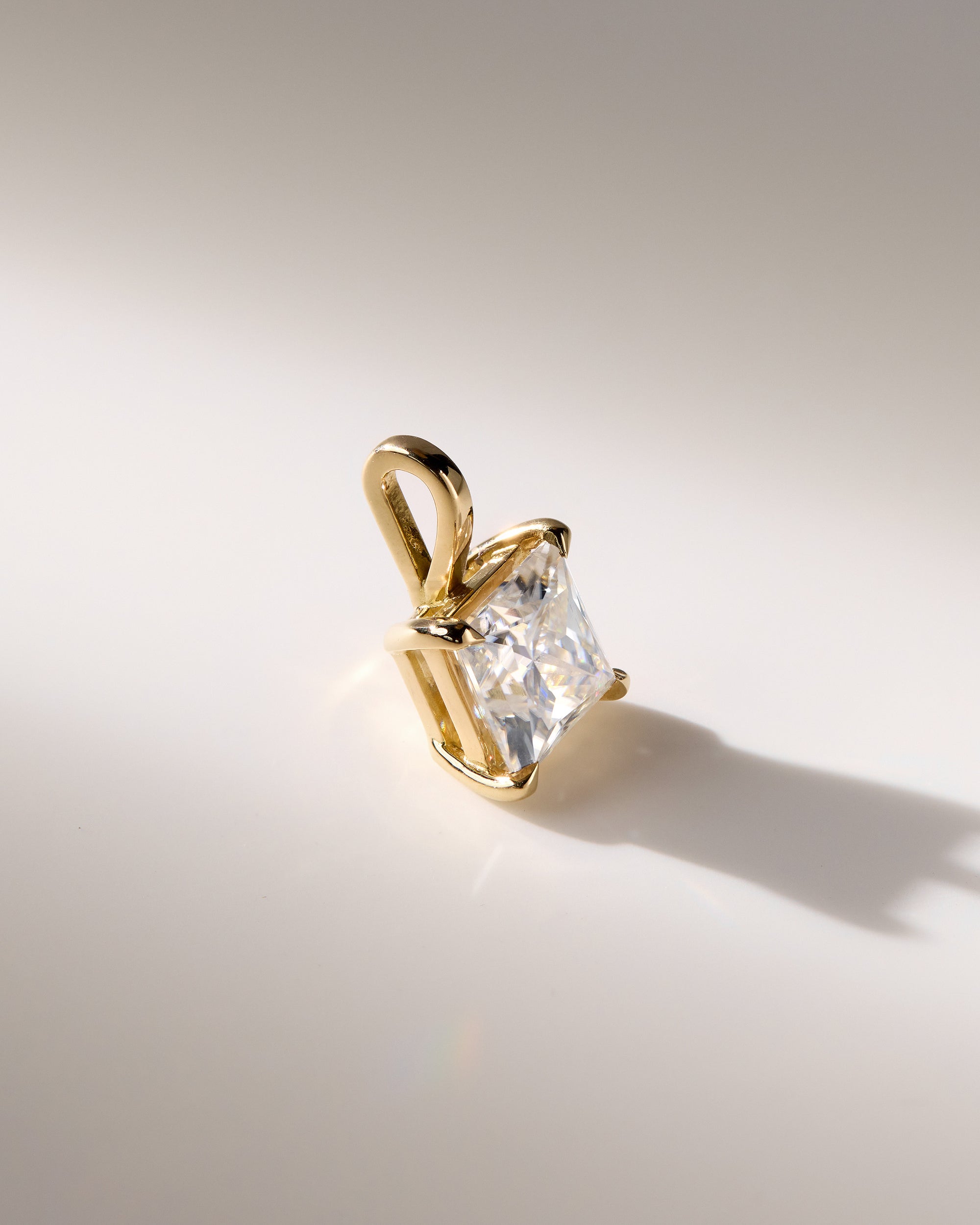 2.0 CT princess cut moissanite pendant necklace – modern and radiant solitaire design in polished gold, perfect for bridal elegance, gifting, or everyday luxury.