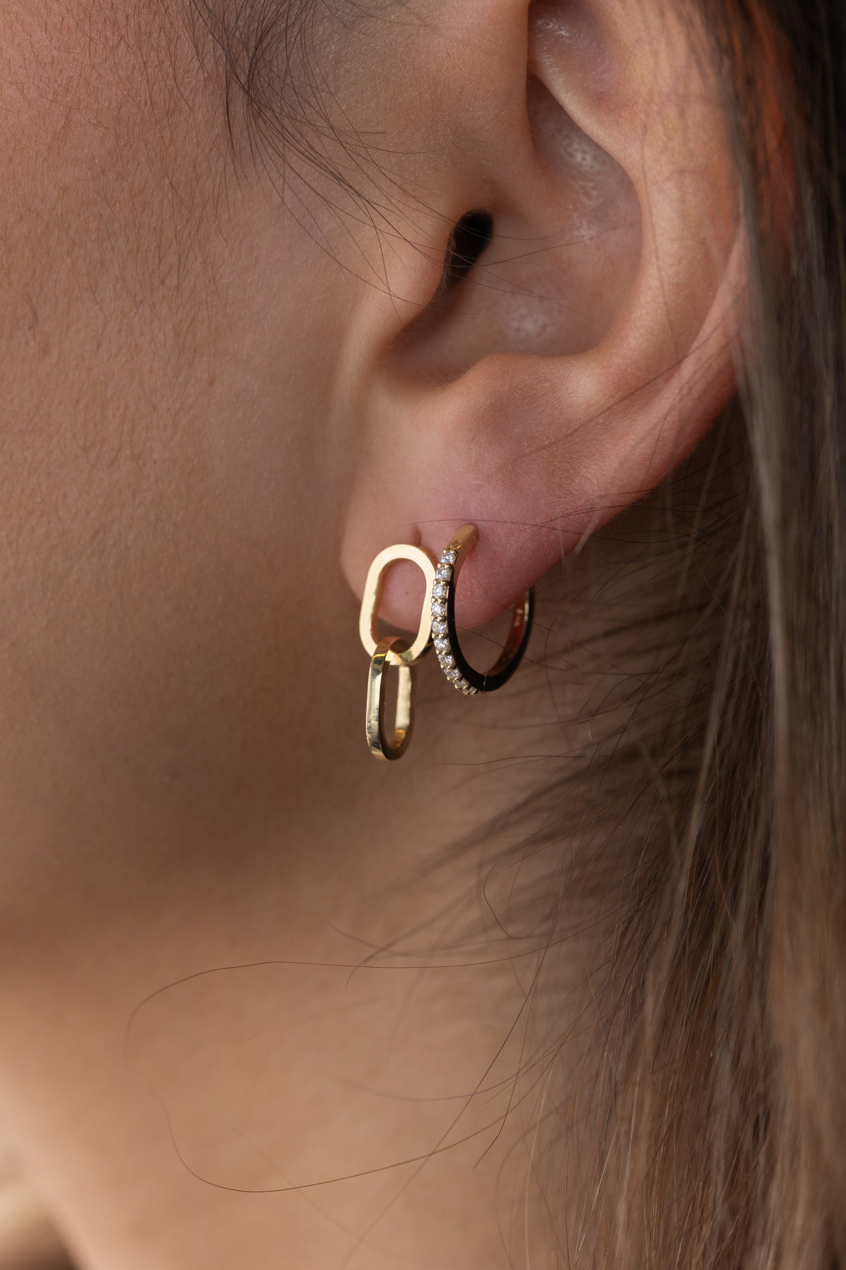 Plain interlocking elongated oval earrings with a polished gold finish – modern and minimalist statement design, perfect for everyday wear or elevated styling.