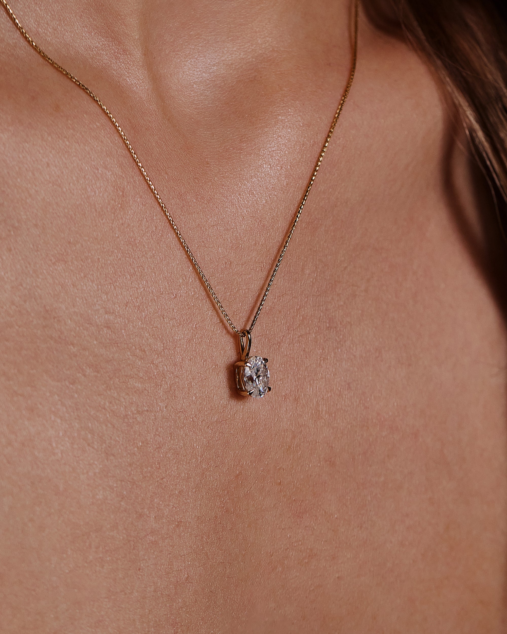 2.0 CT oval cut moissanite pendant necklace – elegant solitaire design in polished gold, perfect for bridal jewelry, gifting, or everyday sophistication.