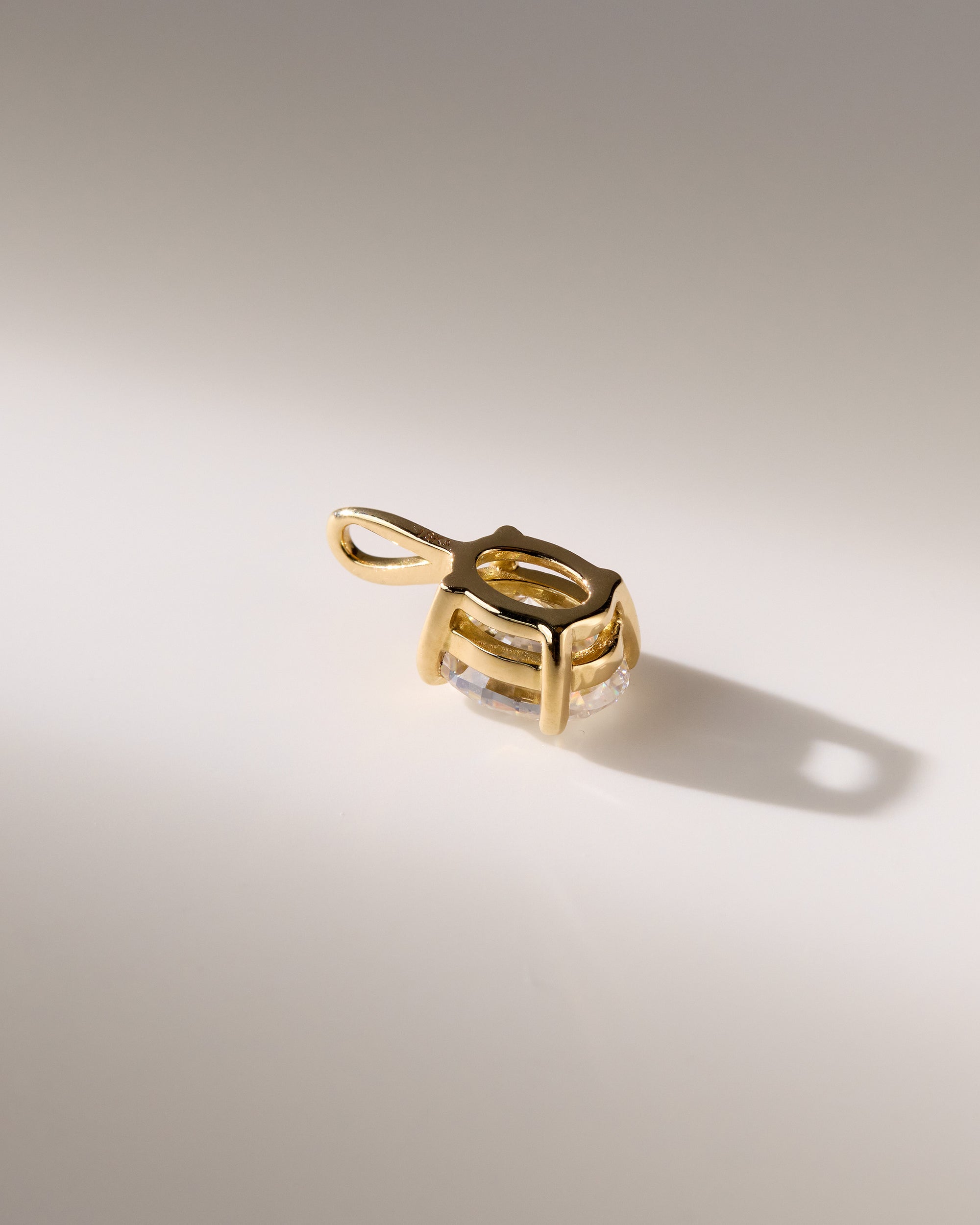 2.0 CT oval cut moissanite pendant necklace – elegant solitaire design in polished gold, perfect for bridal jewelry, gifting, or everyday sophistication.