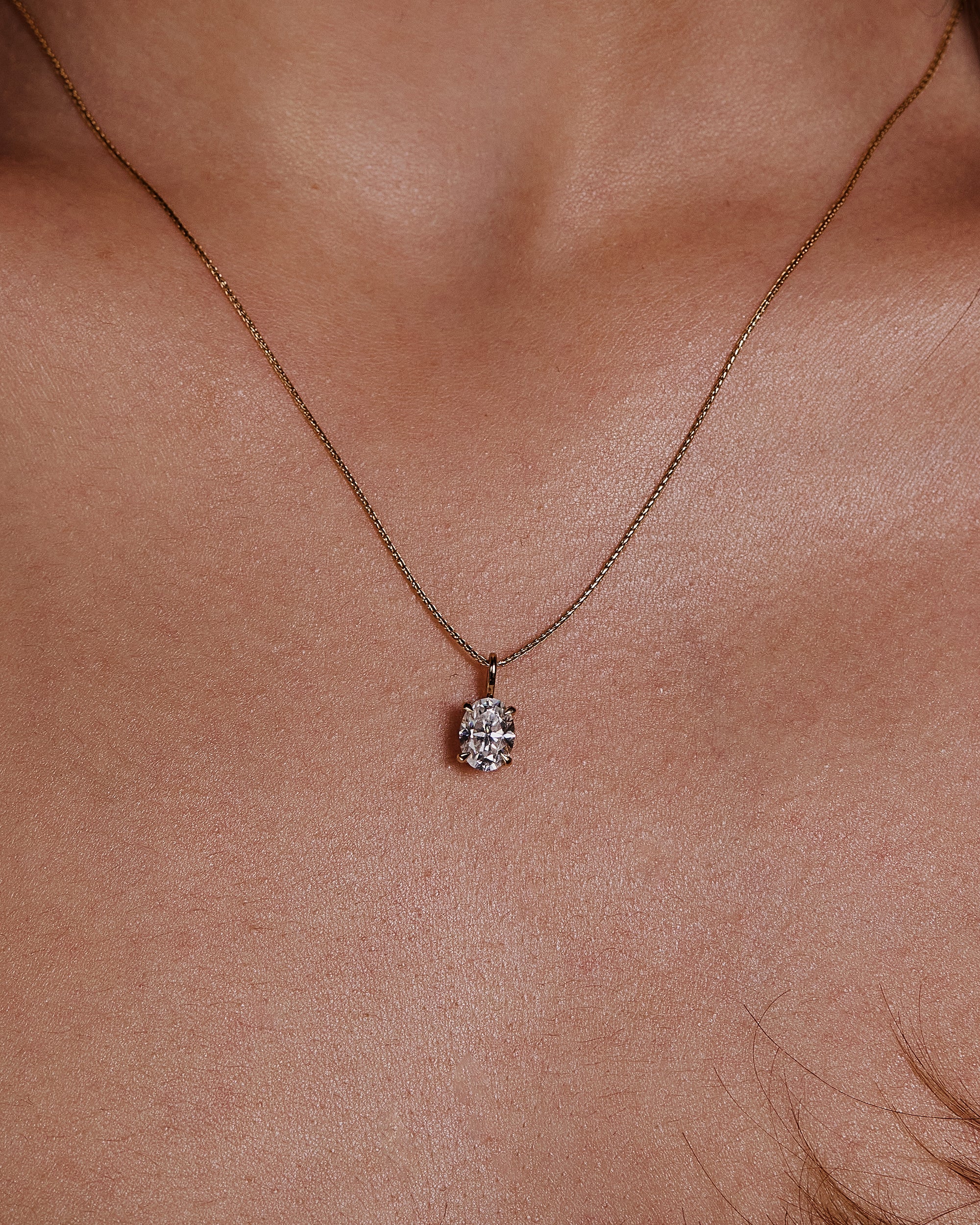 2.0 CT oval cut moissanite pendant necklace – elegant solitaire design in polished gold, perfect for bridal jewelry, gifting, or everyday sophistication.