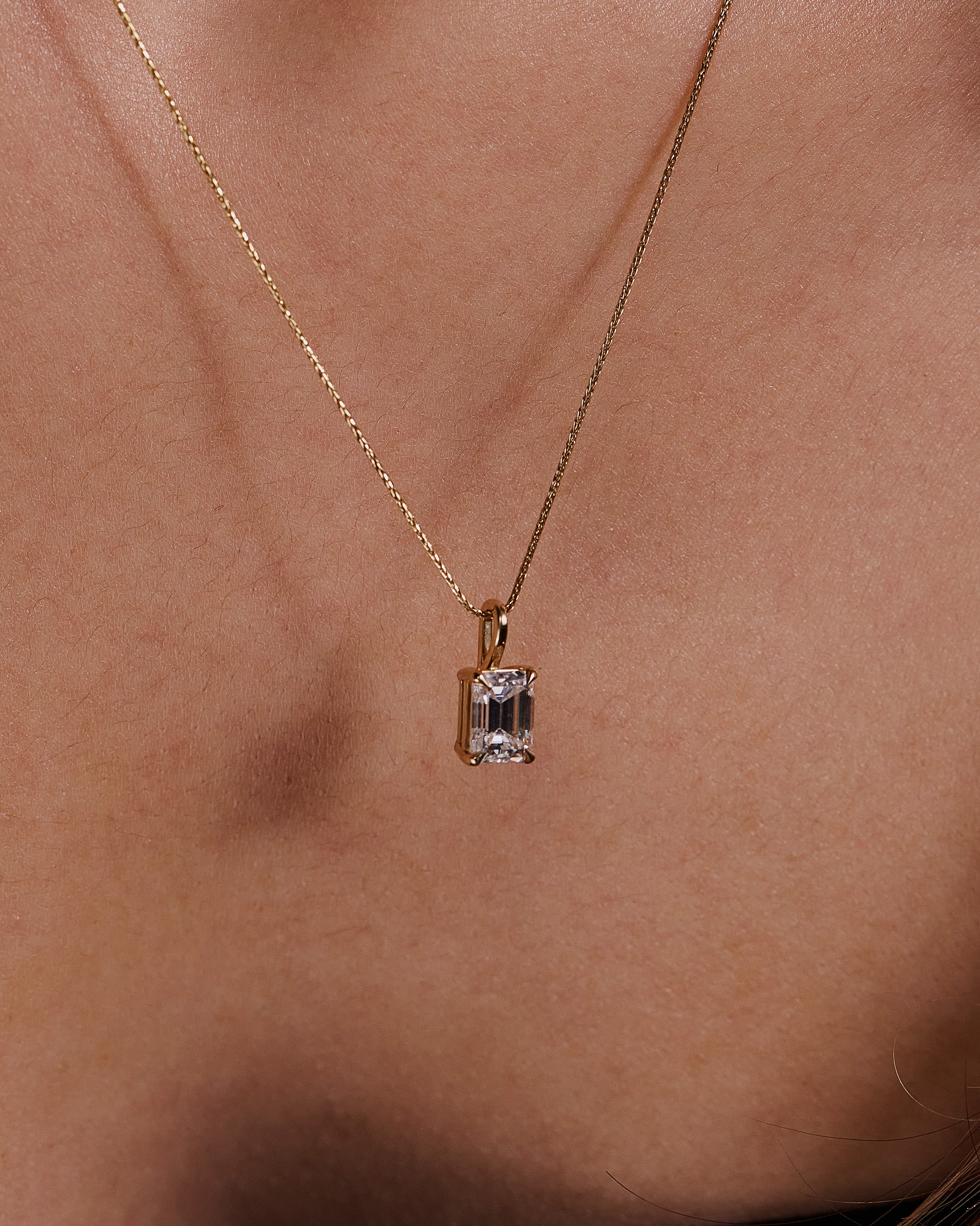 2.0 CT emerald cut moissanite pendant necklace – sophisticated solitaire design in polished gold, ideal for elegant bridal looks, gifting, or timeless everyday wear.