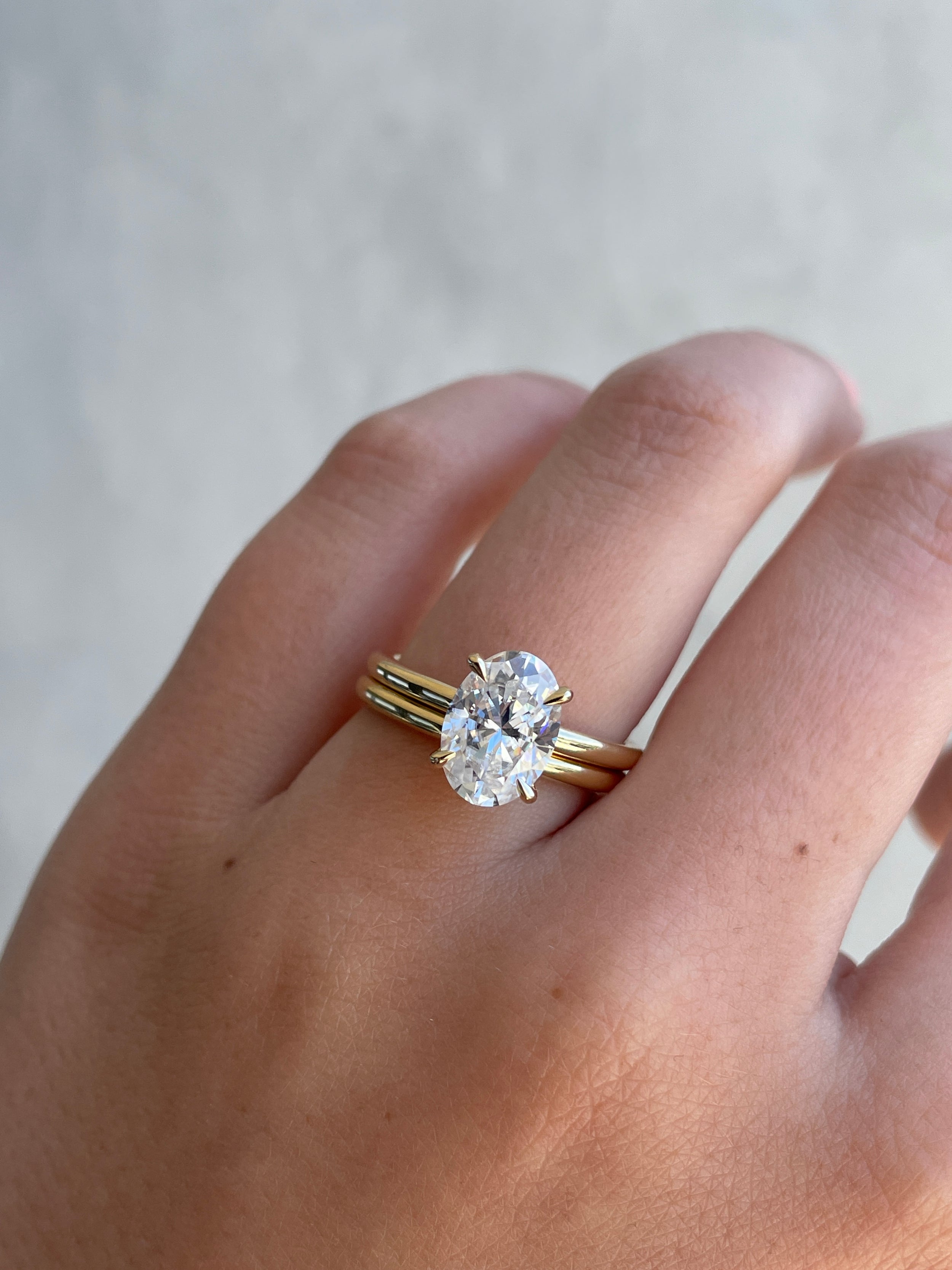 Minimalist plain wedding band in polished gold – classic unisex design for timeless elegance, perfect for engagements or weddings.