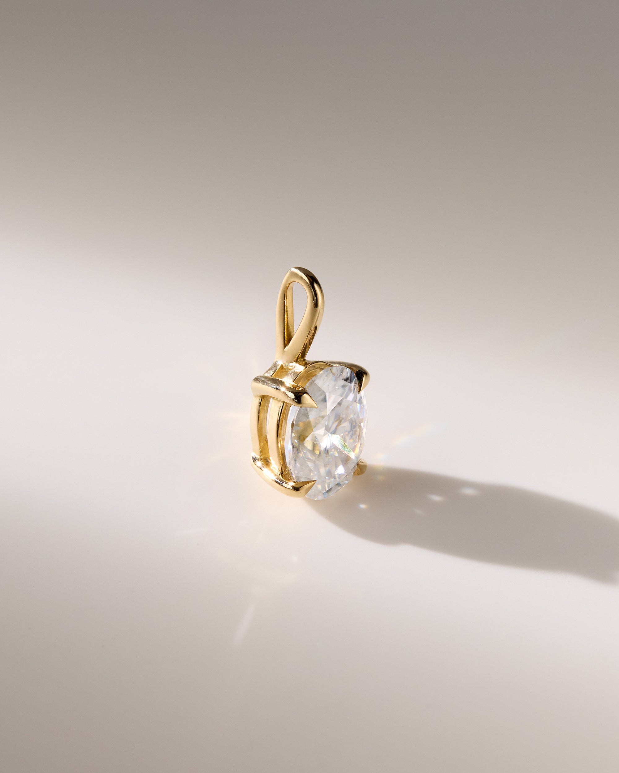 2.0 CT oval cut moissanite pendant necklace – elegant solitaire design in polished gold, perfect for bridal jewelry, gifting, or everyday sophistication.