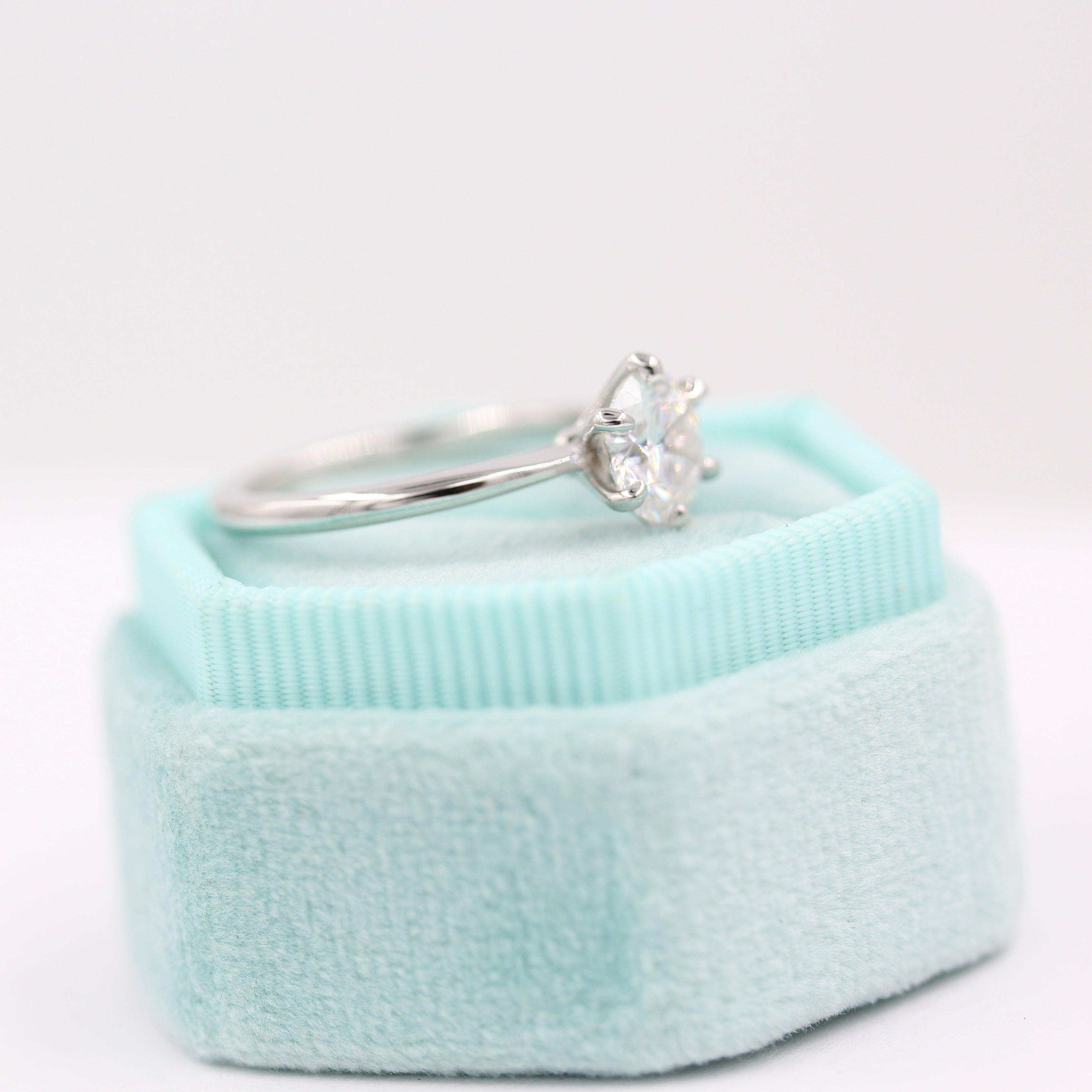 1.0 CT Round Cut Solitaire Moissanite Engagement Ring - crownmoissanite