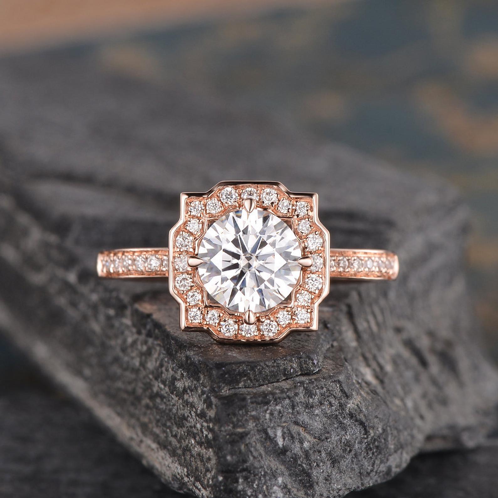1.0 CT Round Cut Vintage Halo Moissanite Engagement Ring - crownmoissanite