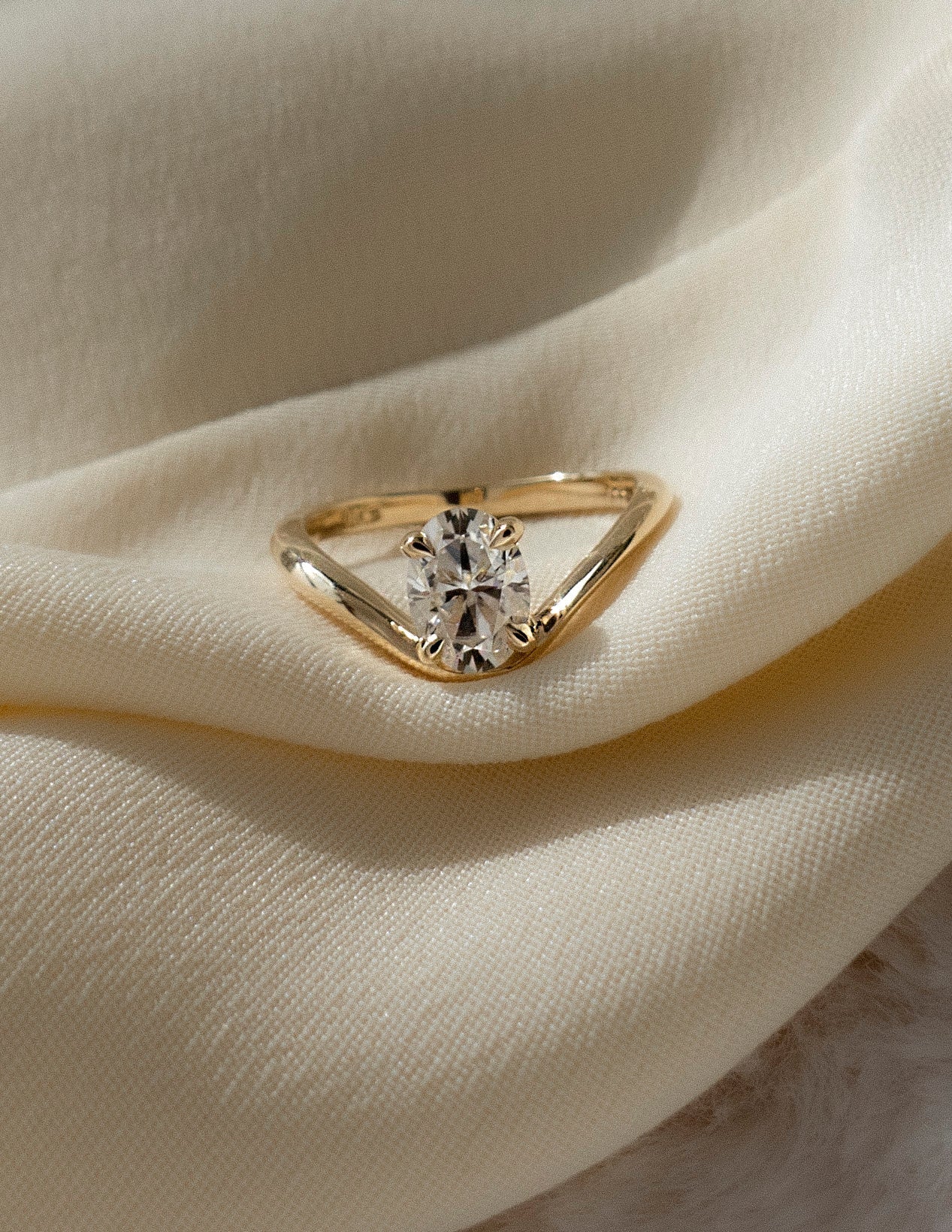 1.0 -2.0 CT Oval Cut Moissanite Solitaire Engagement Ring