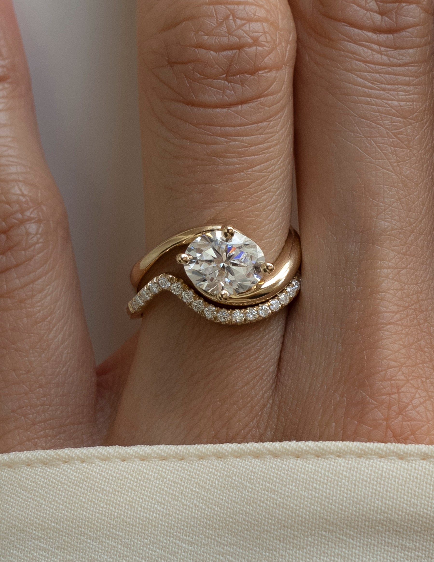 1.0 -1.50 CT Oval Cut Moissanite Solitaire Engagement Ring