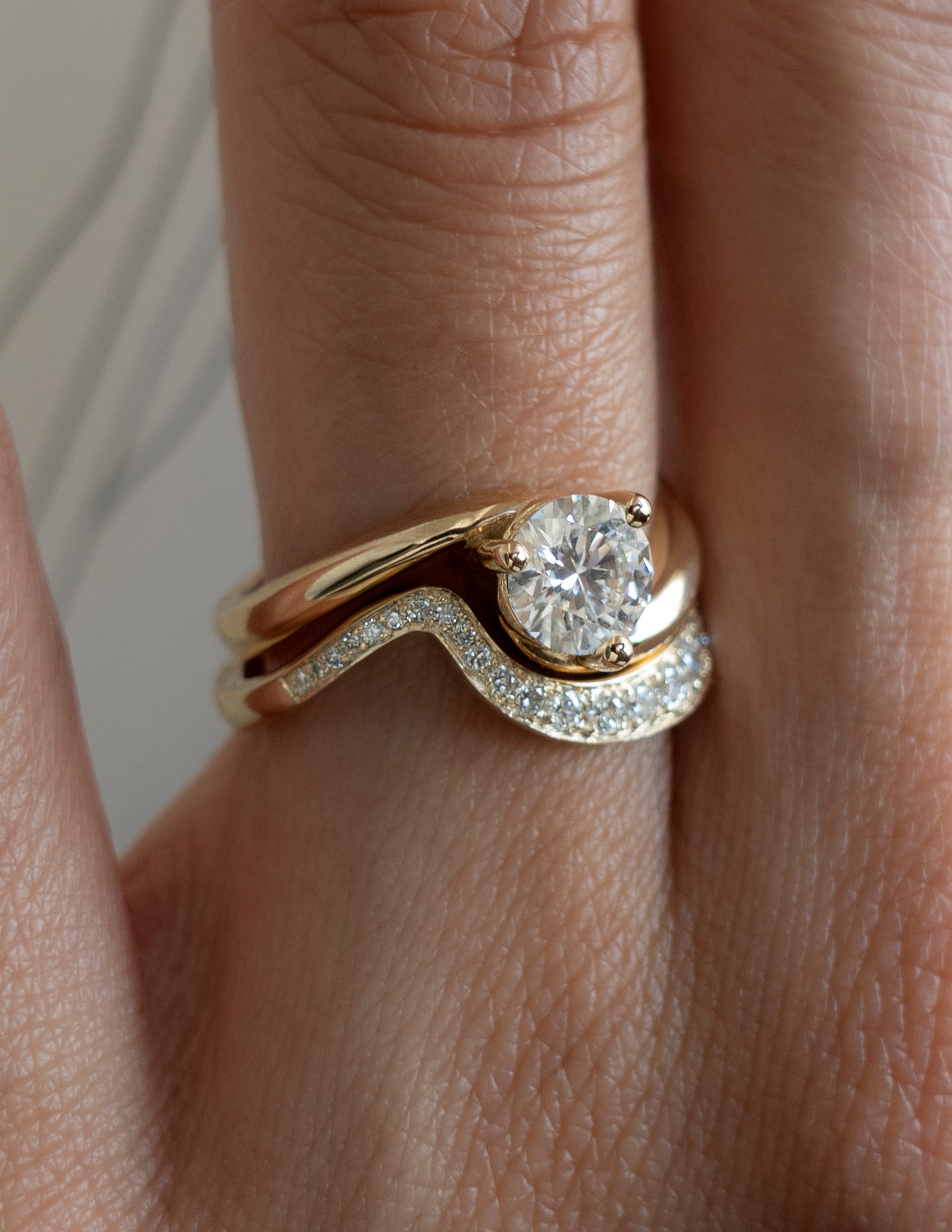 1.0-2.0 CT Round Cut Moissanite Solitaire Style Bridal Ring Set