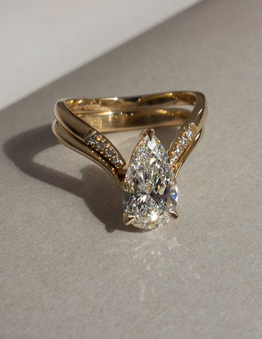 1.0 - 2.5 CT Pear Shaped Moissanite Solitaire Style Bridal Set