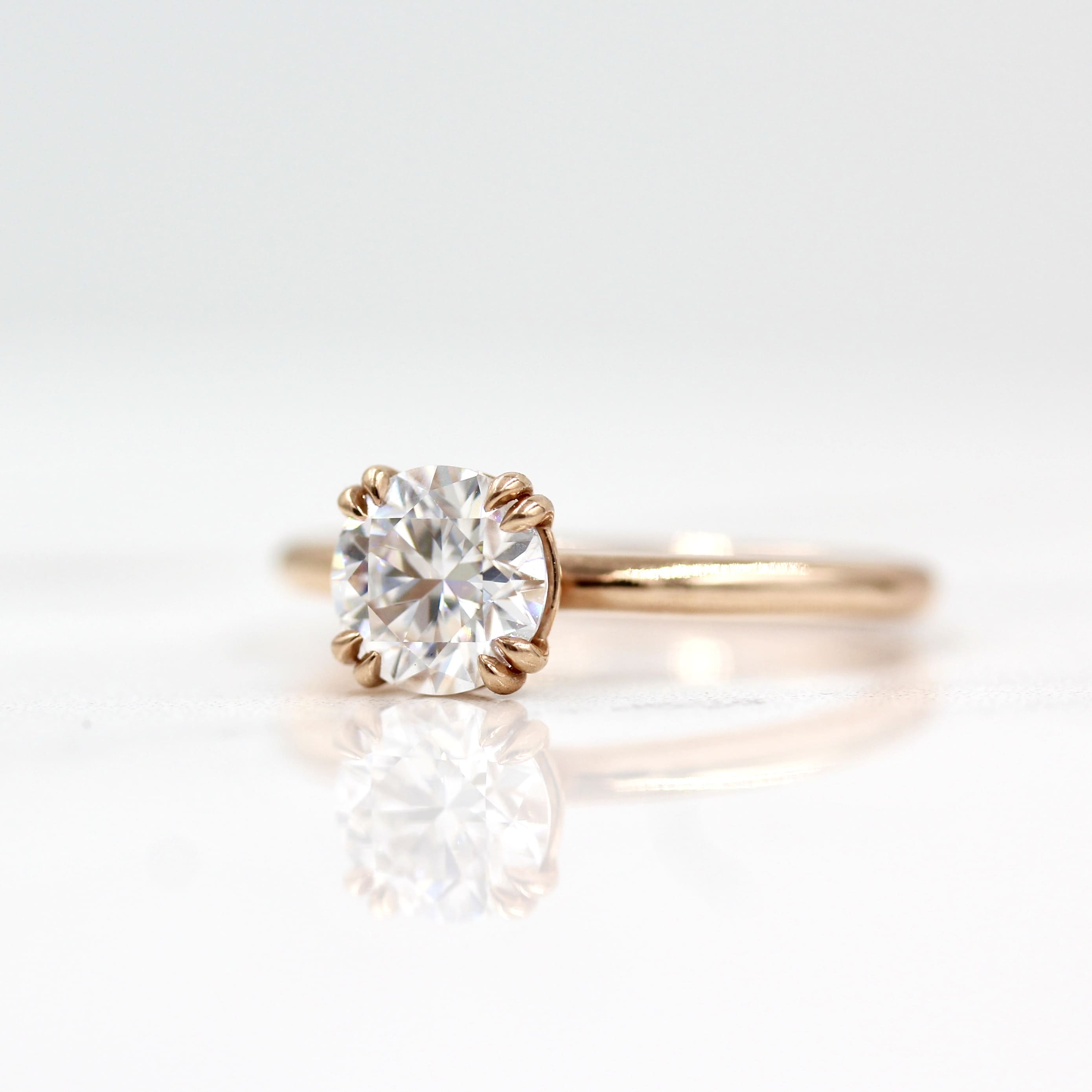 1.0 CT Round Cut Solitaire Moissanite Engagement Ring - crownmoissanite