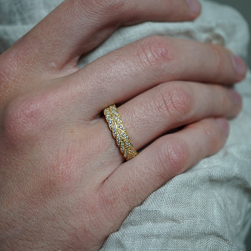 Round Stones Feather Style Men's Wedding Band - crownmoissanite