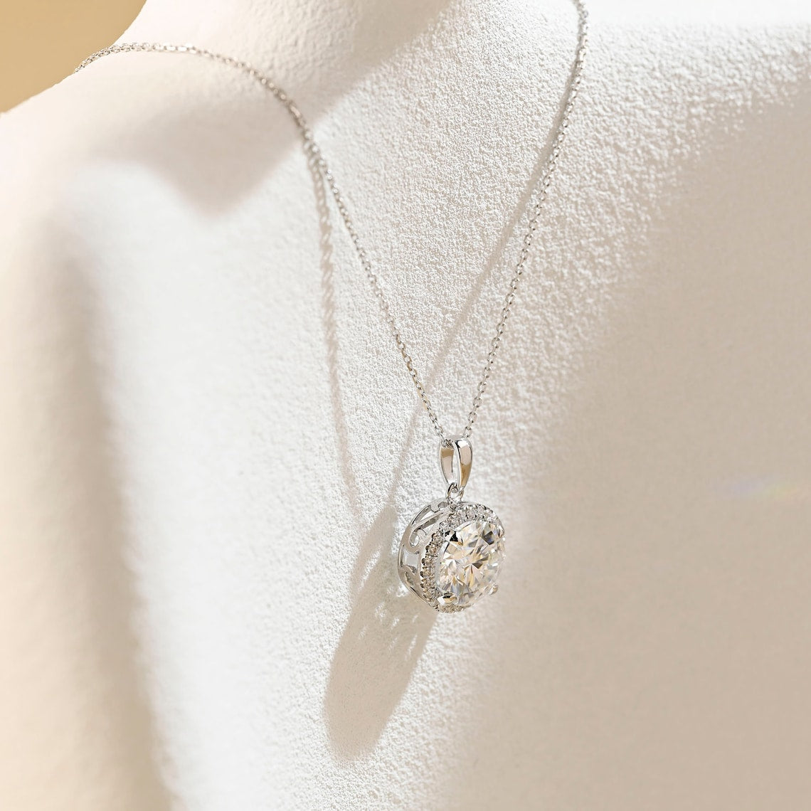 0.50 CT Round Moissanite Diamond Halo Necklace - crownmoissanite