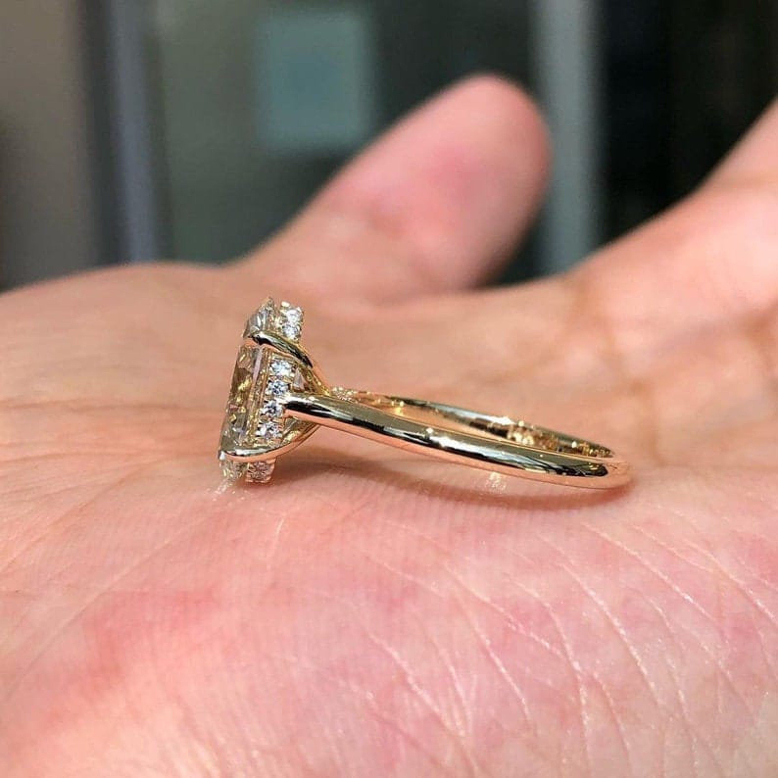 2.0 CT Oval Moissanite Solitaire Style Ring - crownmoissanite
