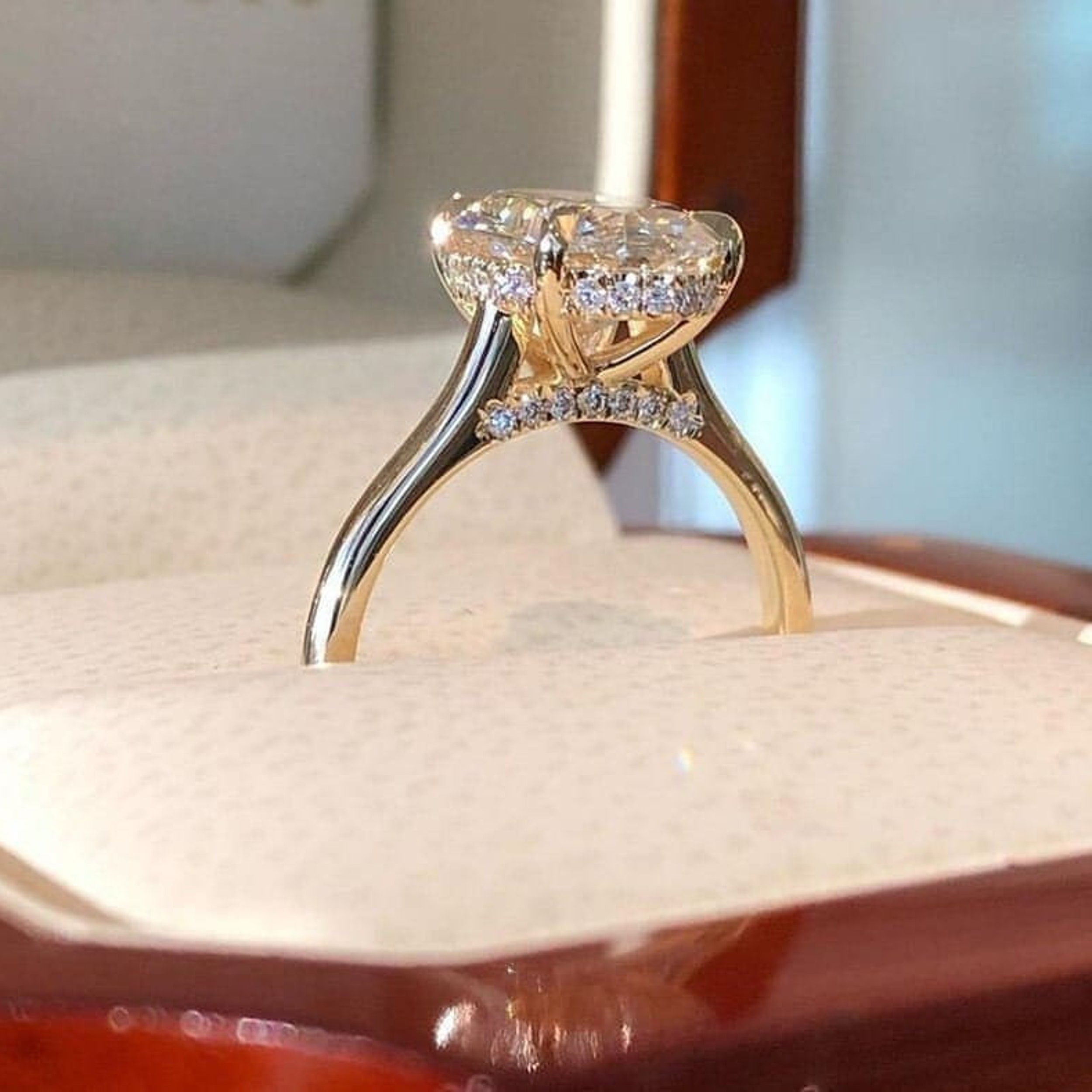 2.0 CT Oval Moissanite Solitaire Style Ring - crownmoissanite