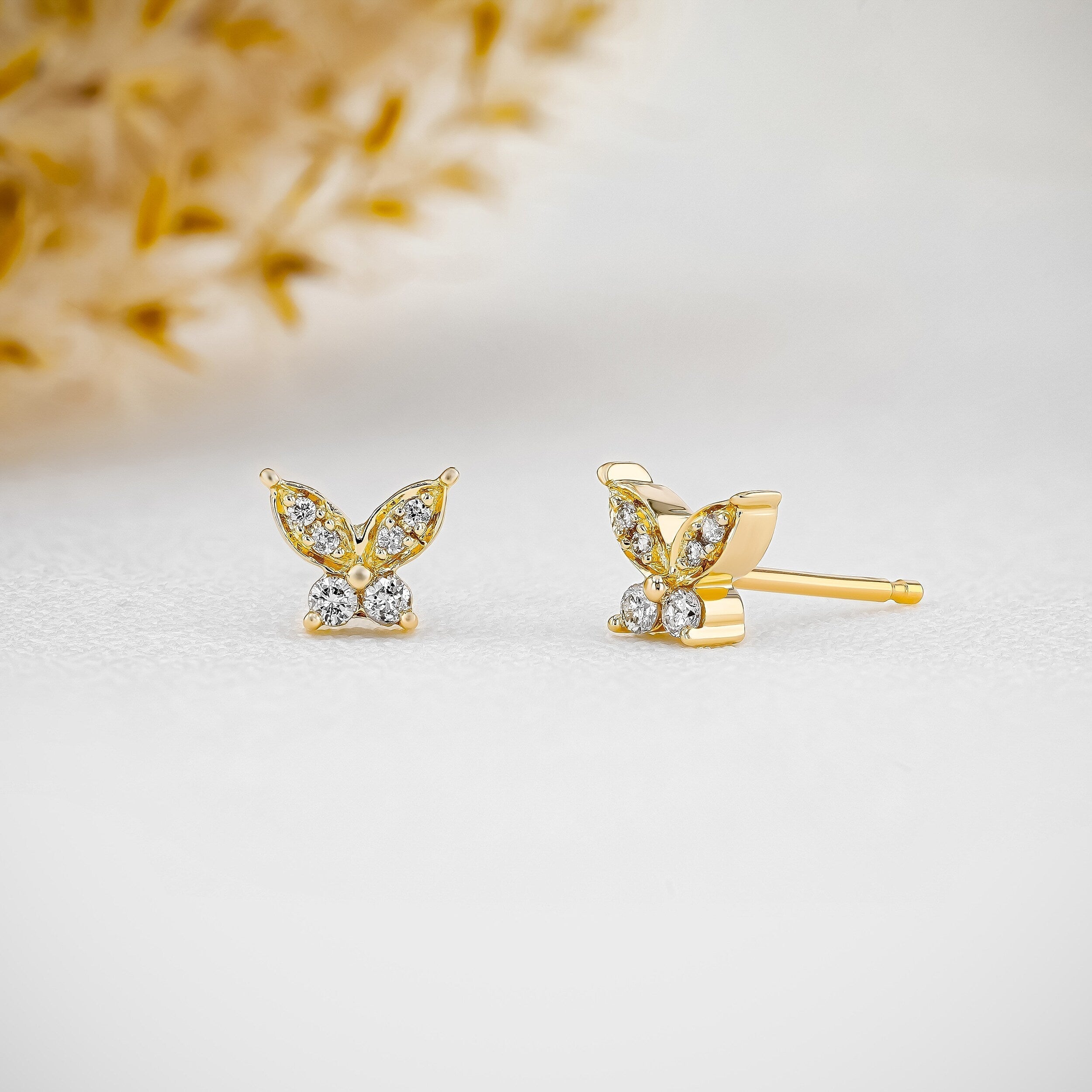 0.80 TCW Round Moissanite Diamond Stud Earrings - crownmoissanite