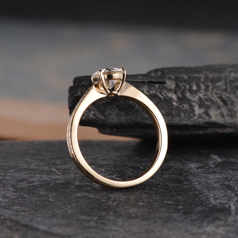 1.0 CT Round Cut Solitaire Moissanite Engagement Ring - crownmoissanite