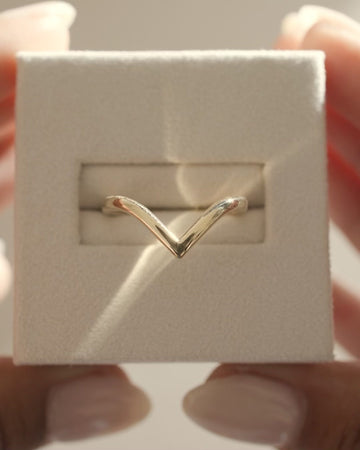 Classic plain wedding band with a smooth polished finish – timeless unisex ring crafted in gold, ideal for everyday wear or wedding ceremonies.