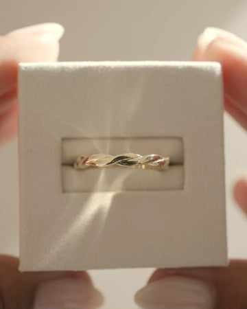 Plain twisted wedding band with a smooth polished finish – elegant and minimalist gold ring featuring a subtle rope-style twist, perfect for stacking or solo wear.