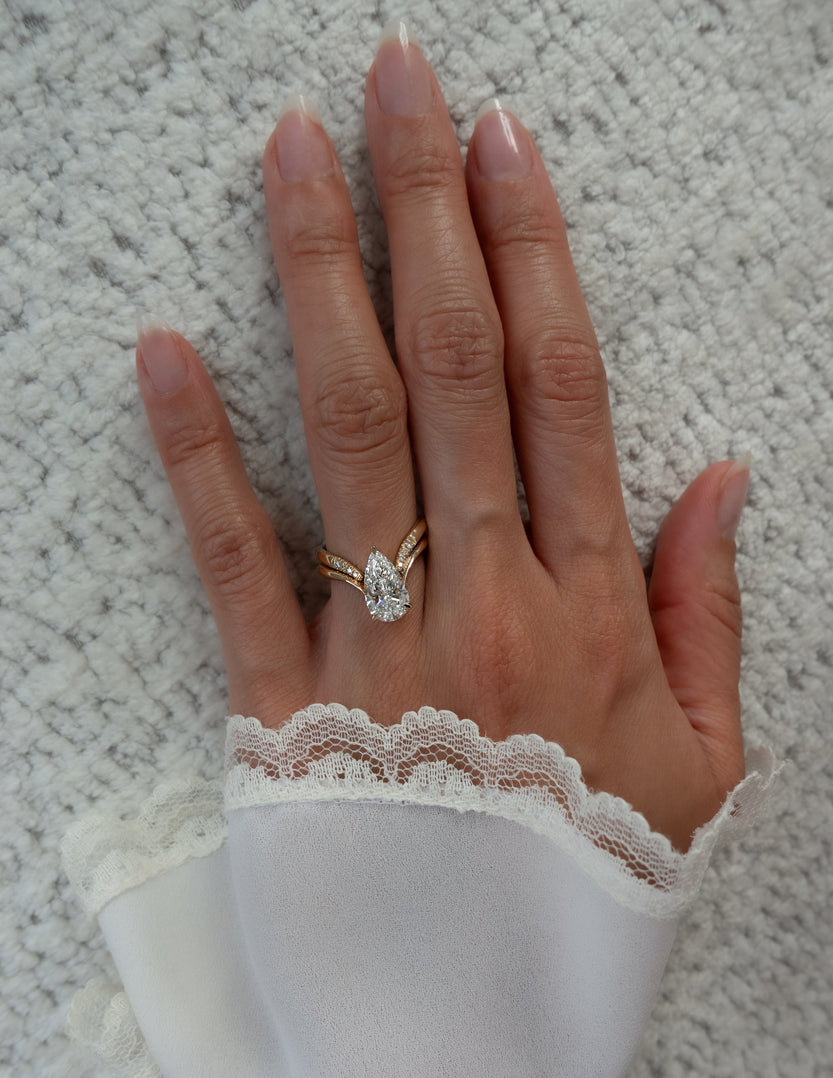 1.0 - 2.5 CT Pear Shaped Moissanite Solitaire Style Bridal Set