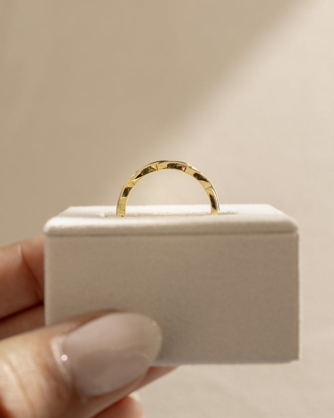 Plain twisted wedding band with a smooth polished finish – elegant and minimalist gold ring featuring a subtle rope-style twist, perfect for stacking or solo wear.