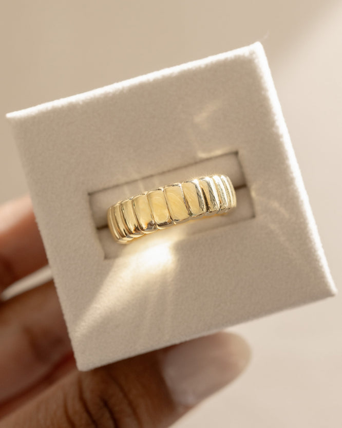 Plain yet uniquely designed wedding band with modern detailing – minimalist gold ring perfect for couples seeking timeless elegance with a contemporary twist.