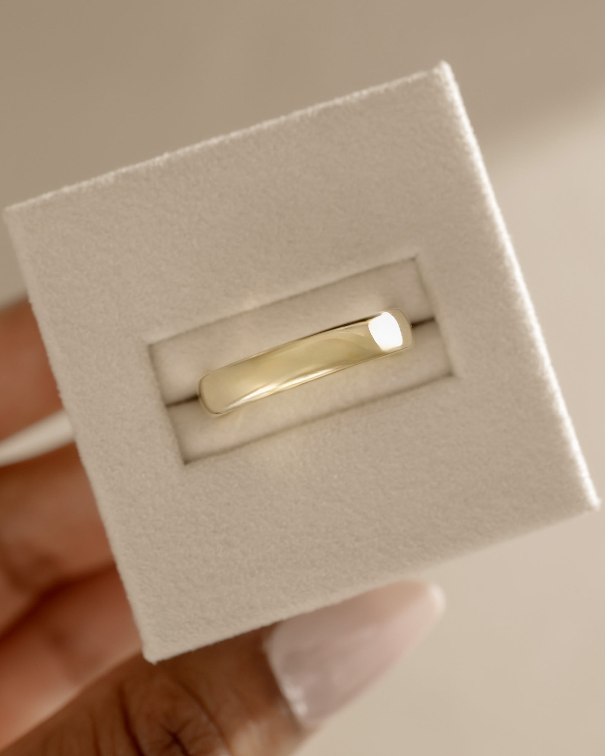 Timeless plain wedding band with a smooth polished finish – classic unisex gold ring, perfect for traditional weddings or everyday elegance.