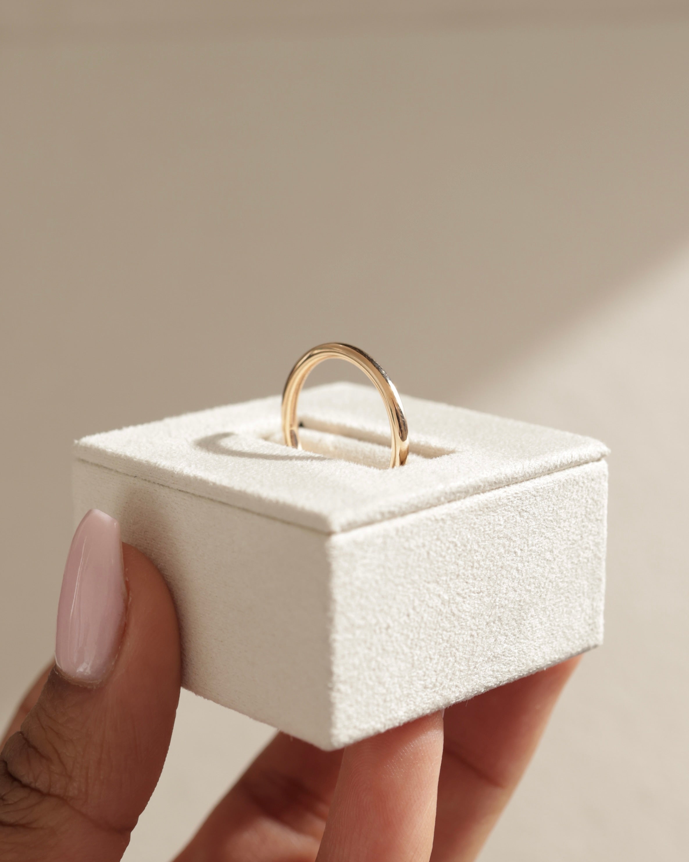 Minimalist plain wedding band in polished gold – classic unisex design for timeless elegance, perfect for engagements or weddings.