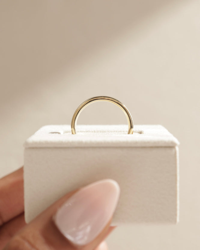 Timeless plain wedding band with a smooth polished finish – classic unisex gold ring, perfect for traditional weddings or everyday elegance.