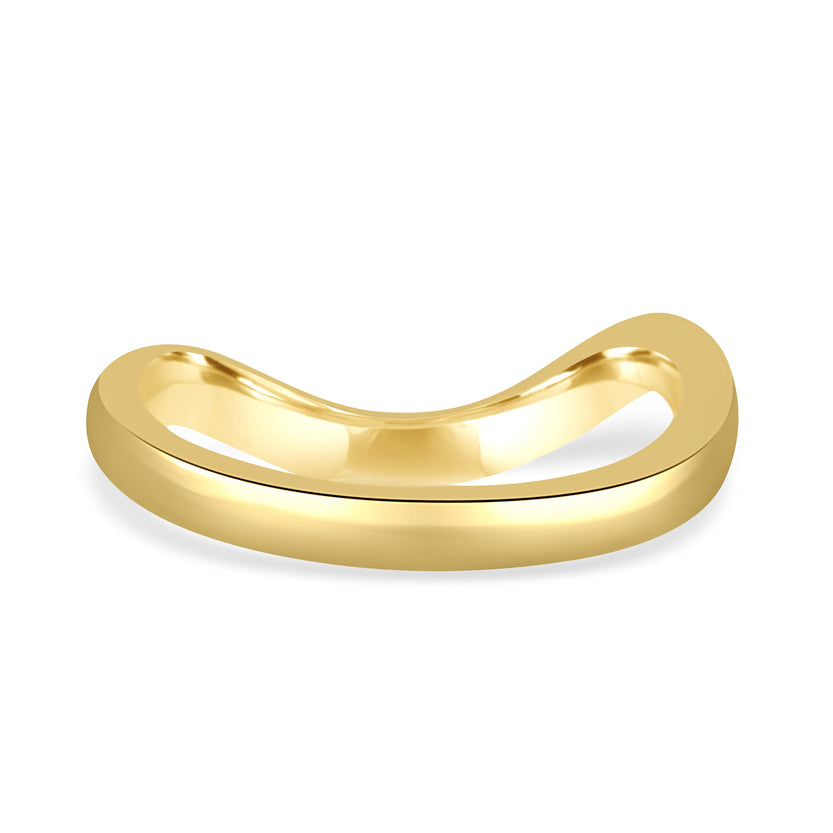 Plain wedding band in polished gold with a classic rounded edge – timeless and minimalist design for everyday wear or weddings.