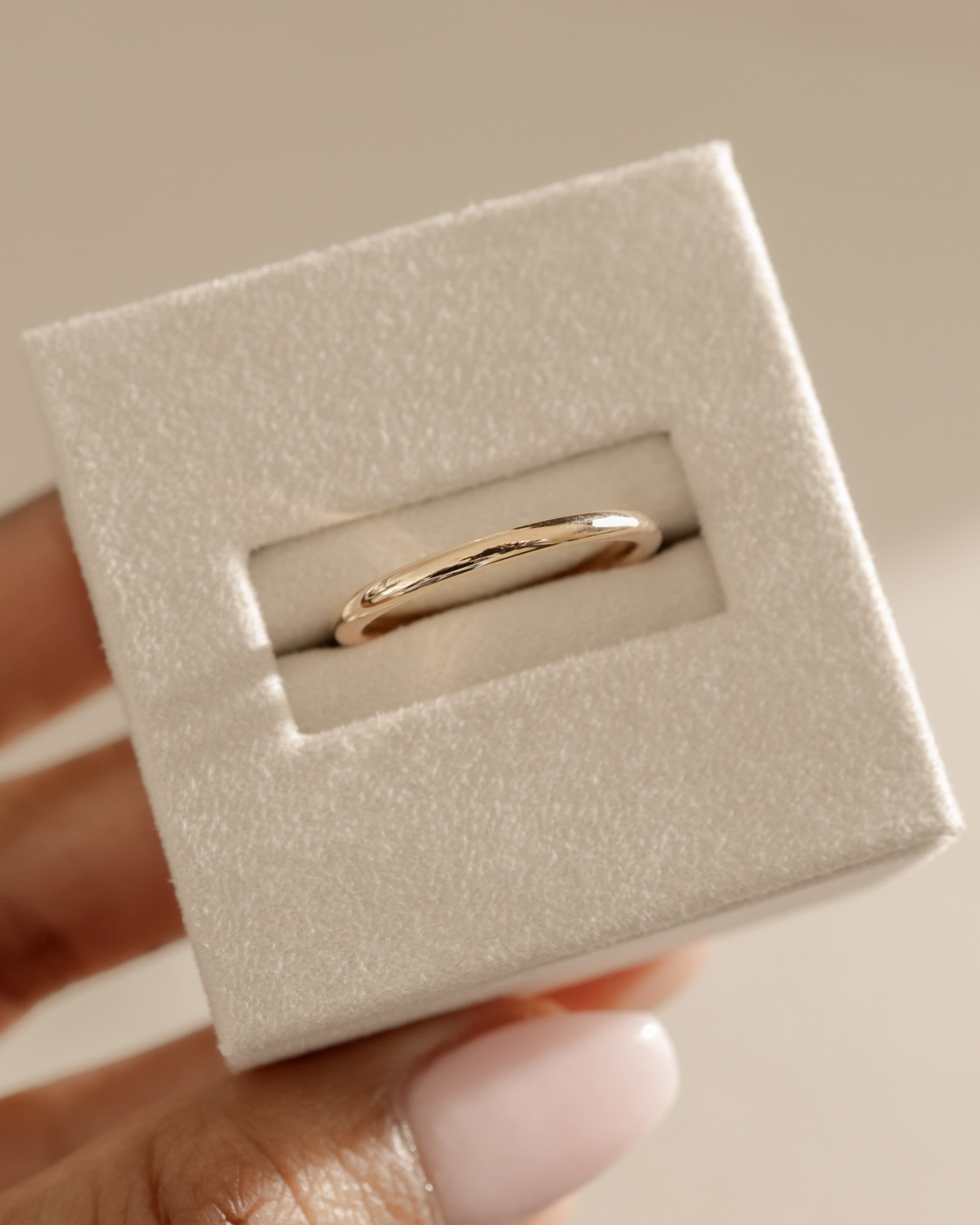 Minimalist plain wedding band in polished gold – classic unisex design for timeless elegance, perfect for engagements or weddings.