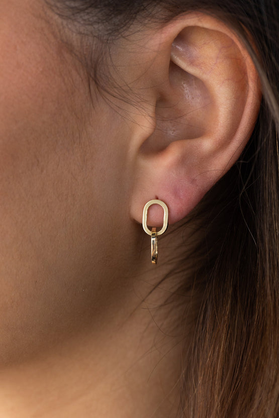 Plain interlocking elongated oval earrings with a polished gold finish – modern and minimalist statement design, perfect for everyday wear or elevated styling.