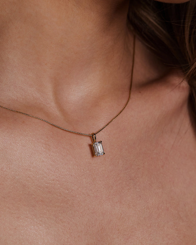 2.0 CT emerald cut moissanite pendant necklace – sophisticated solitaire design in polished gold, ideal for elegant bridal looks, gifting, or timeless everyday wear.