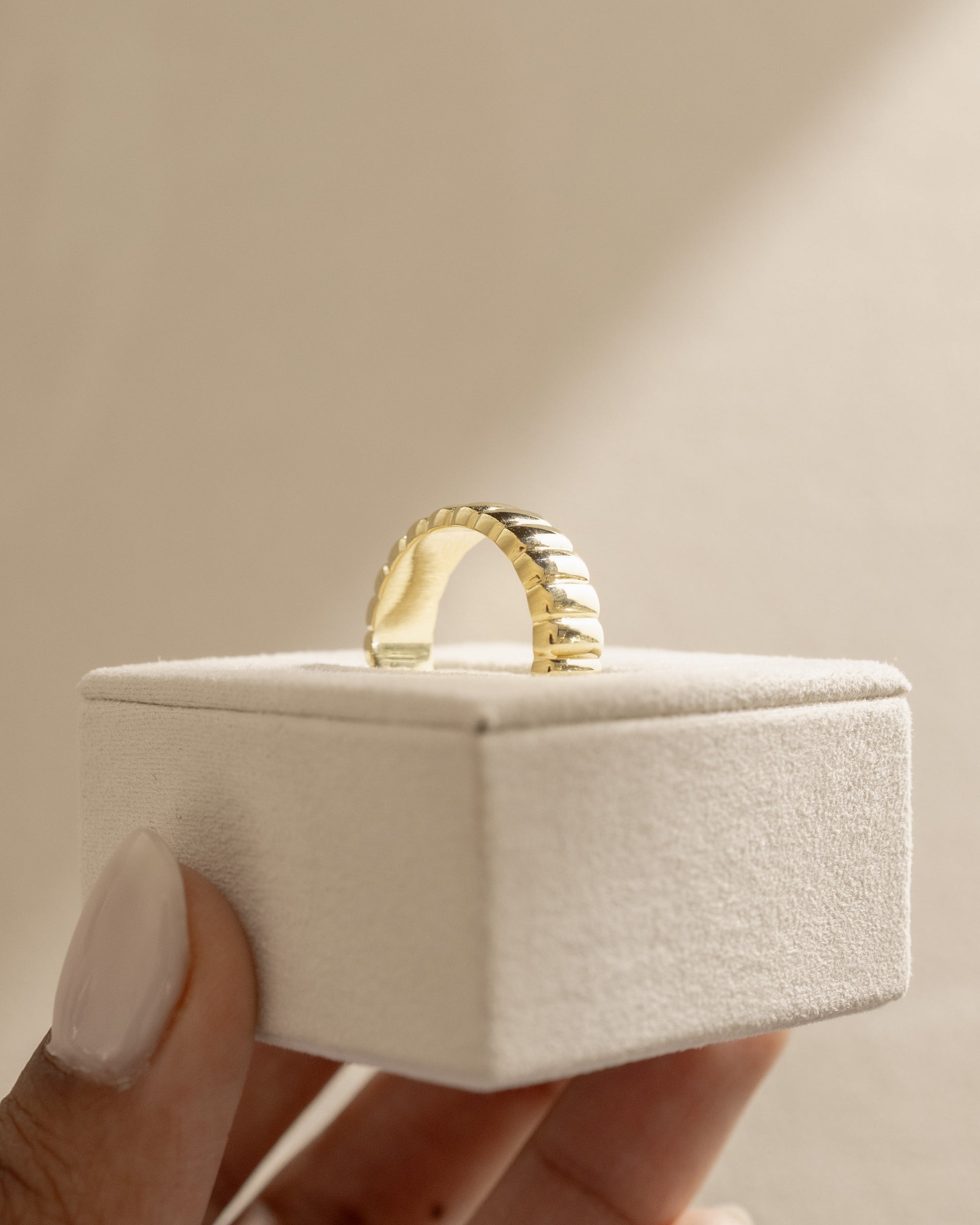 Plain yet uniquely designed wedding band with modern detailing – minimalist gold ring perfect for couples seeking timeless elegance with a contemporary twist.