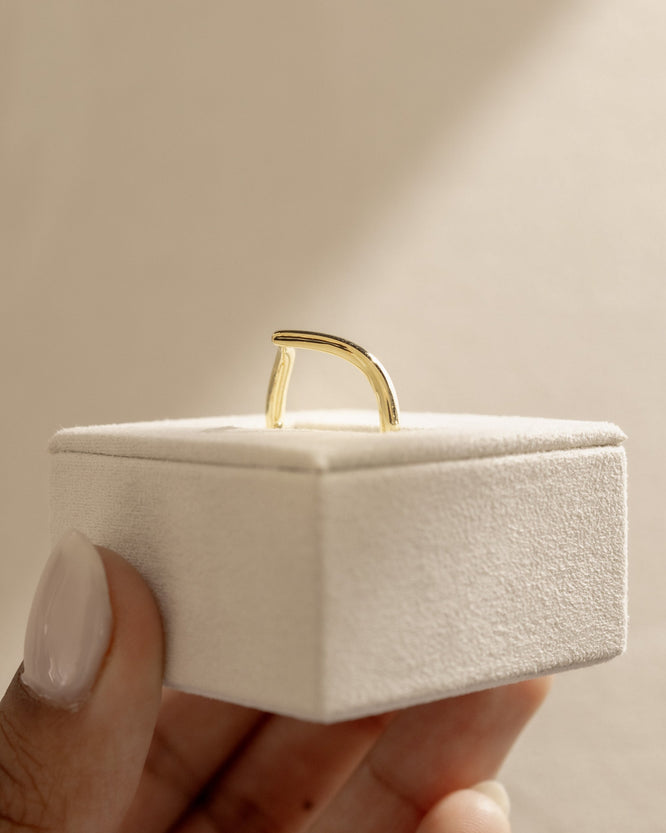 Classic plain wedding band with a smooth polished finish – timeless unisex ring crafted in gold, ideal for everyday wear or wedding ceremonies.