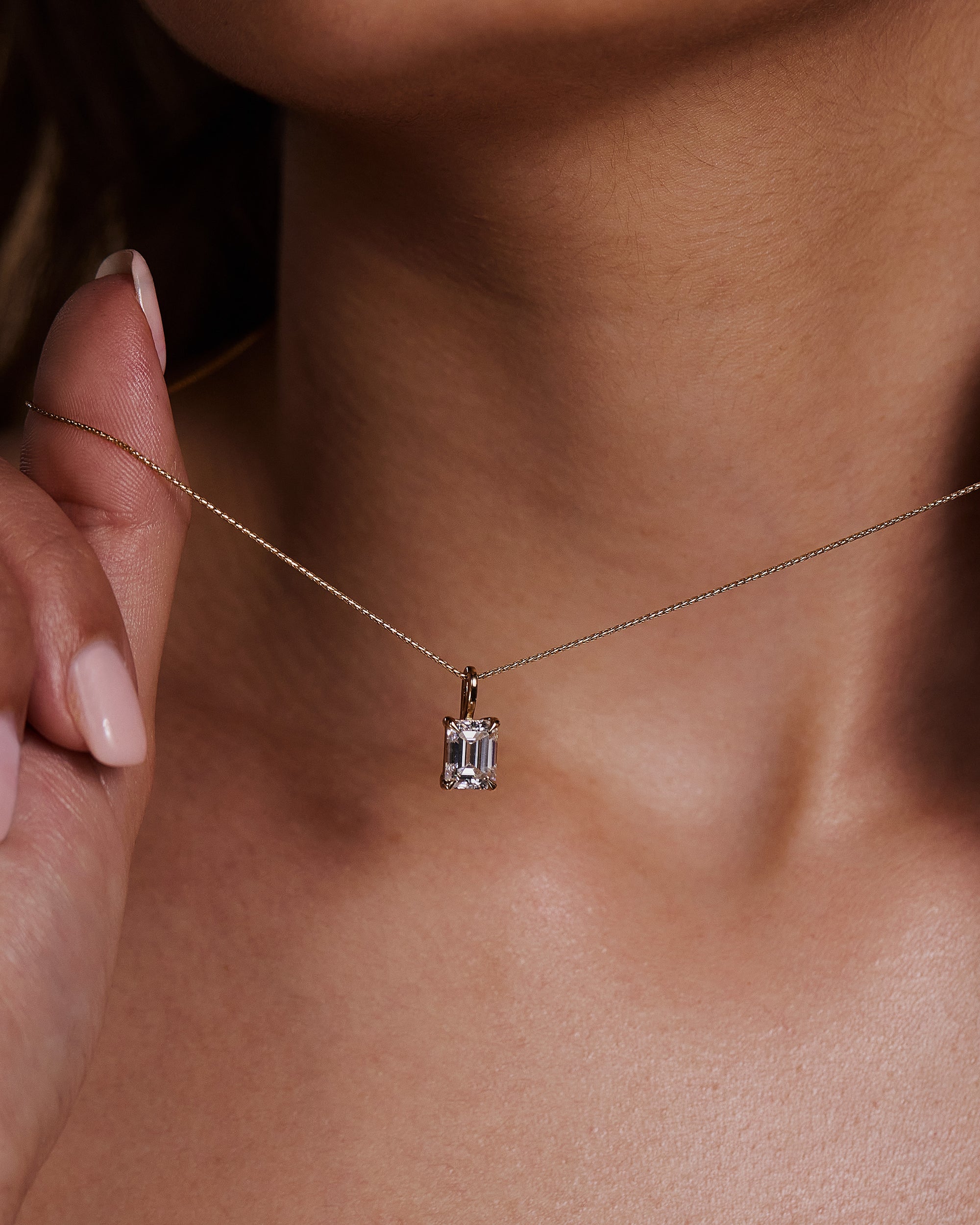 2.0 CT emerald cut moissanite pendant necklace – sophisticated solitaire design in polished gold, ideal for elegant bridal looks, gifting, or timeless everyday wear.