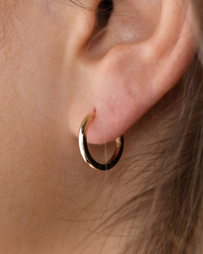 Classic plain hoop earrings with a smooth polished finish – minimalist gold hoops perfect for everyday wear, layering, or timeless styling.